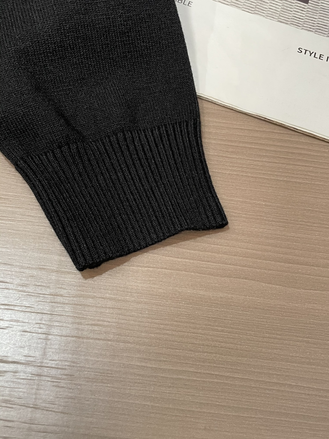 TB 重磅推荐！2025aw秋冬新款 专柜同步 时尚经典基础款针织衫 秋冬必备款 采用针织衫加厚毛衣，精