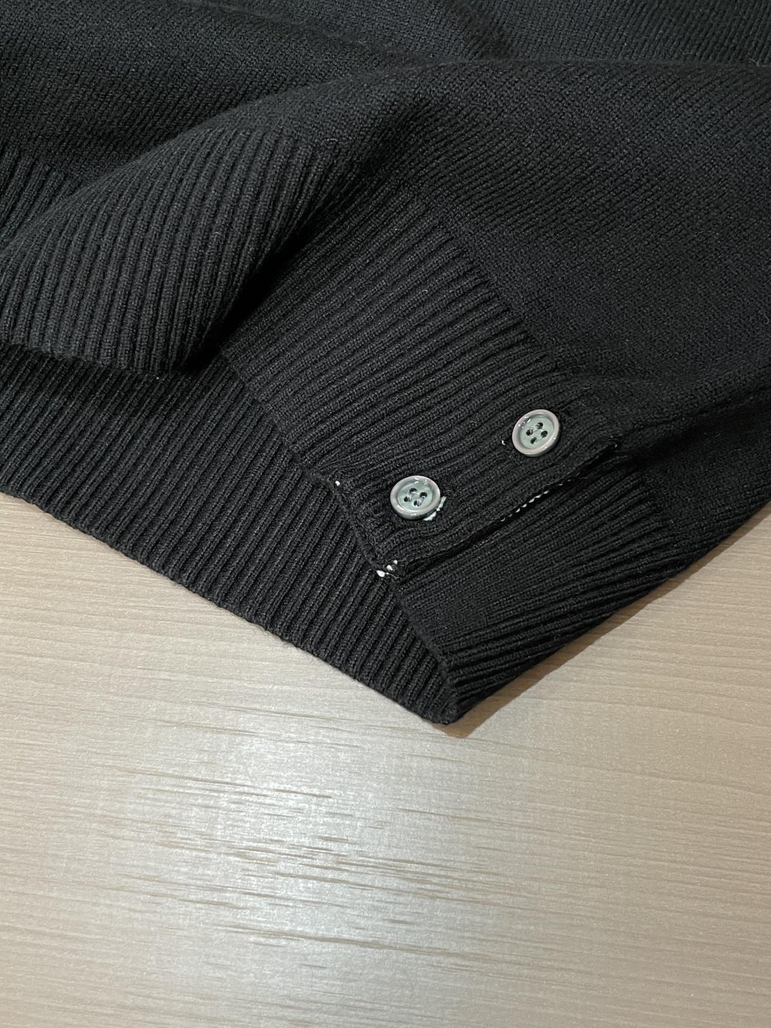 TB 重磅推荐！2025aw秋冬新款 专柜同步 时尚经典基础款针织衫 秋冬必备款 采用针织衫加厚毛衣，精