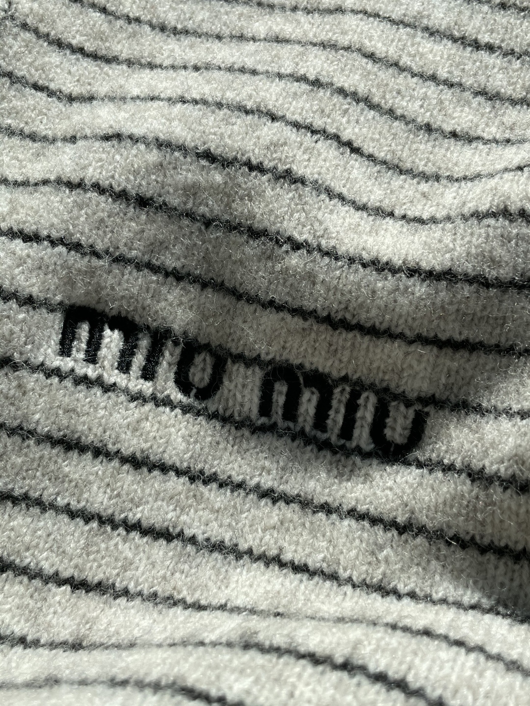 miumiu 秋冬季毛衣！简约慵懒秋冬氛围感”低保和的色系 低调又耐看干净利落剪裁 搭配不同单品不违和亮