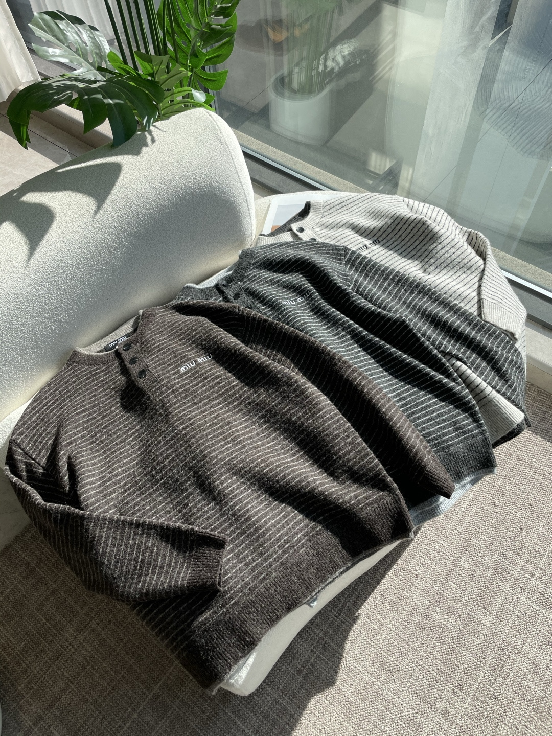miumiu 秋冬季毛衣！简约慵懒秋冬氛围感”低保和的色系 低调又耐看干净利落剪裁 搭配不同单品不违和亮