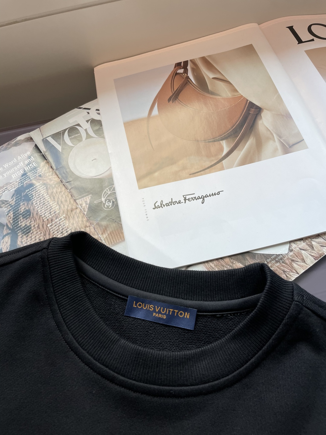 Lv /2025秋冬新品 定制顶级卫衣棉，面料特别有质感，冬季必备单品，保暖性好。男女通穿，细节到位，版