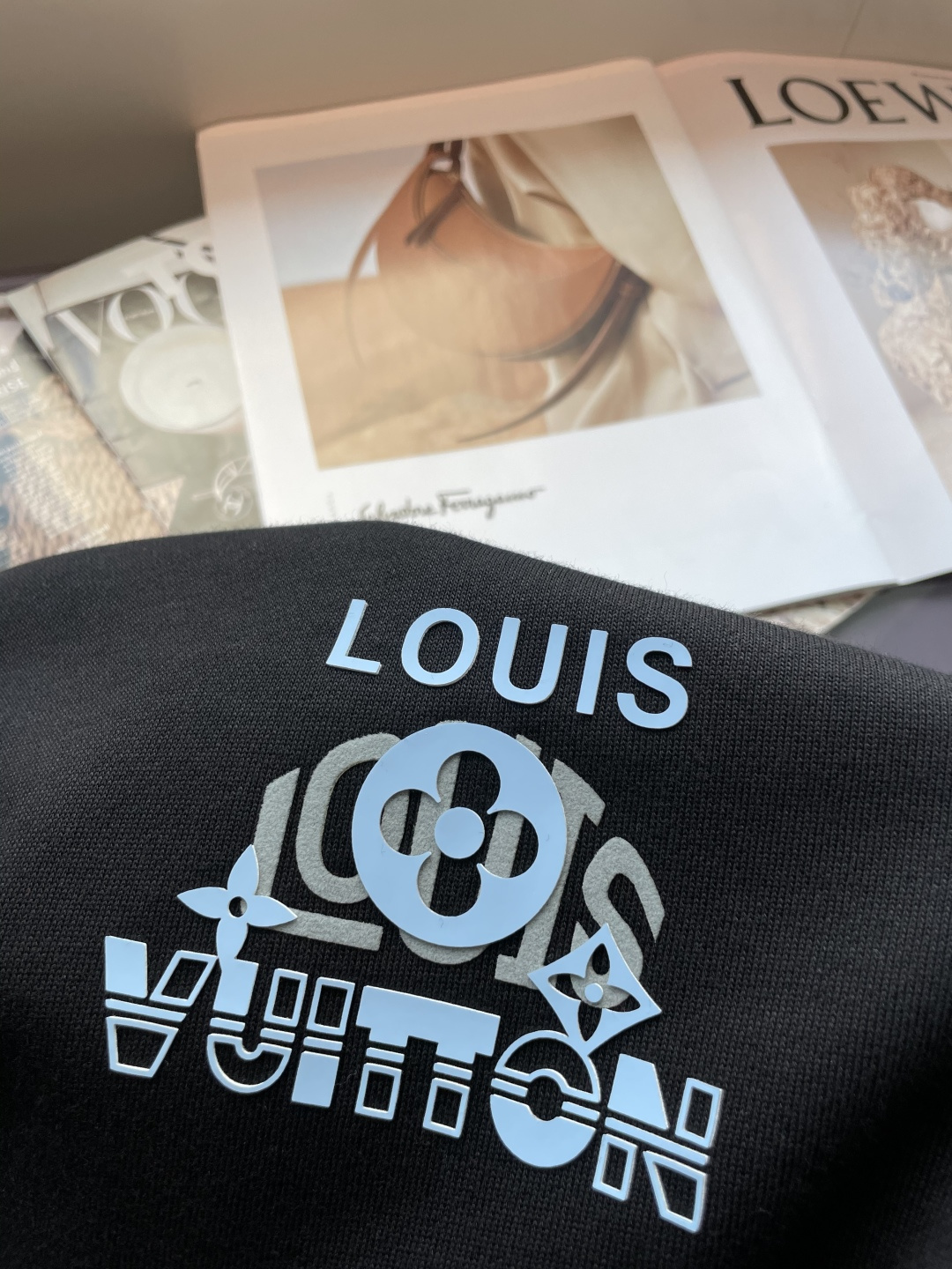 Lv /2025秋冬新品 定制顶级卫衣棉，面料特别有质感，冬季必备单品，保暖性好。男女通穿，细节到位，版