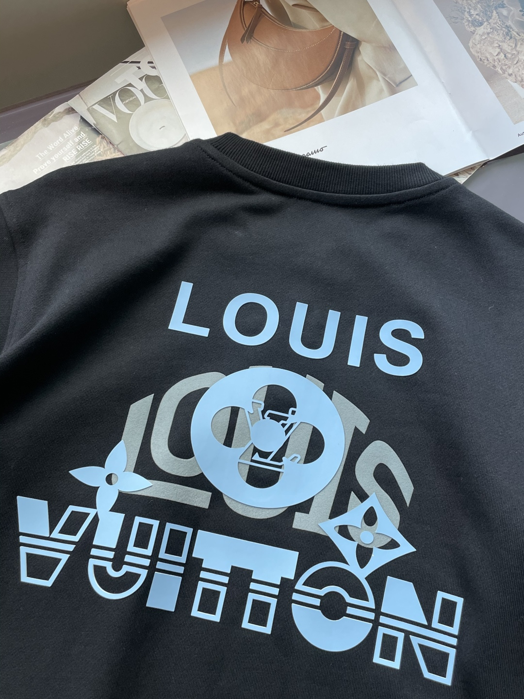 Lv /2025秋冬新品 定制顶级卫衣棉，面料特别有质感，冬季必备单品，保暖性好。男女通穿，细节到位，版