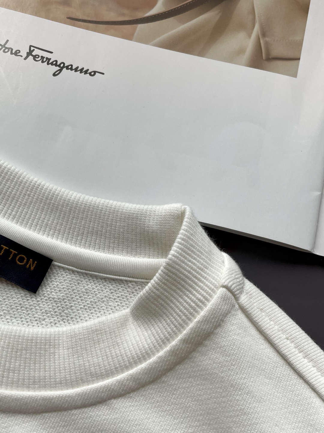 Lv /2025秋冬新品 定制顶级卫衣棉，面料特别有质感，冬季必备单品，保暖性好。男女通穿，细节到位，版