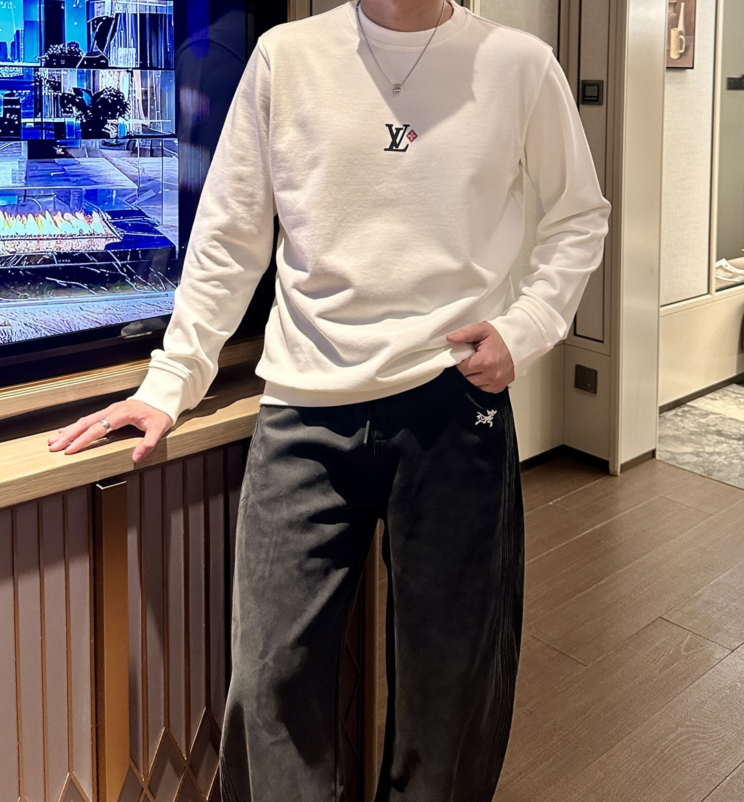 Lv /2025秋冬新品 定制顶级卫衣棉，面料特别有质感，冬季必备单品，保暖性好。男女通穿，细节到位，版