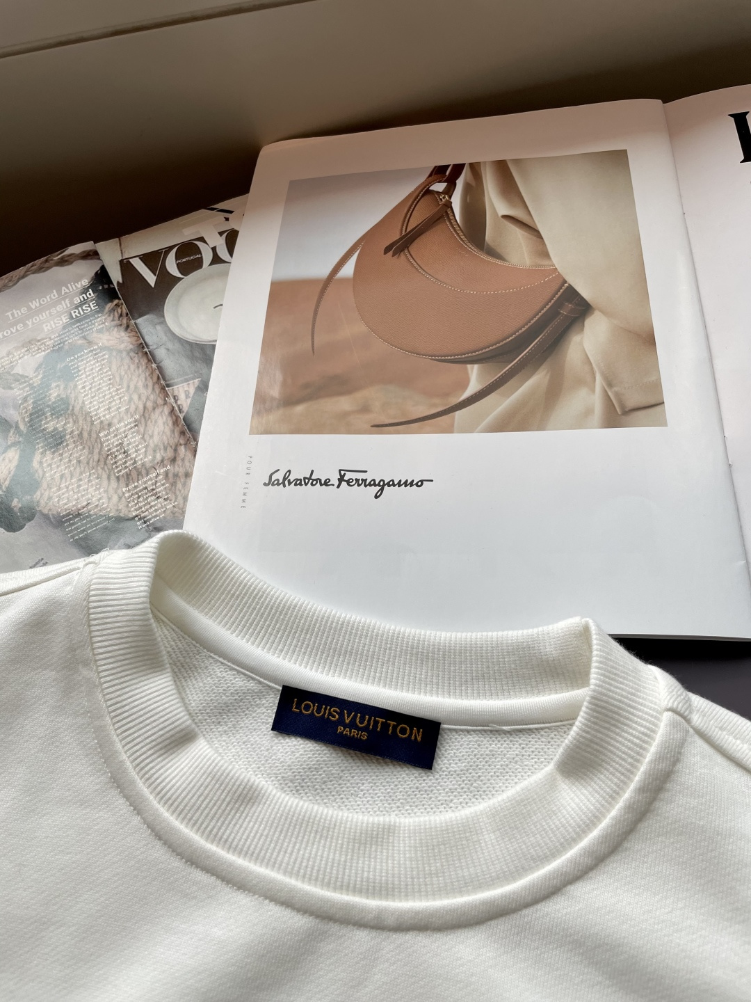 Lv /2025秋冬新品 定制顶级卫衣棉，面料特别有质感，冬季必备单品，保暖性好。男女通穿，细节到位，版