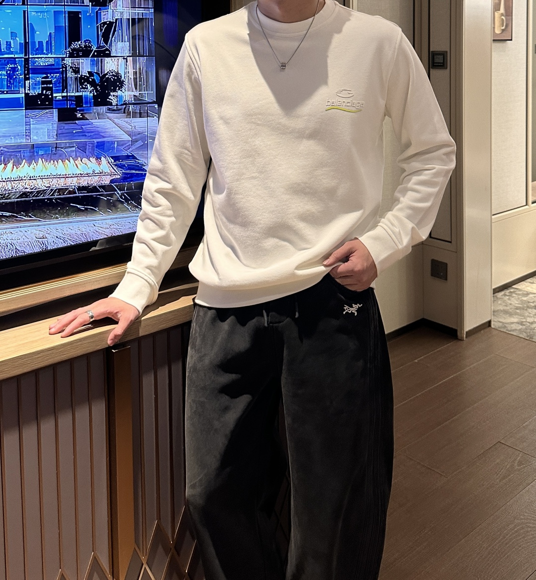 巴黎世家 /2025秋冬新品 定制顶级卫衣棉，面料特别有质感，冬季必备单品，保暖性好。男女通穿，细节到位