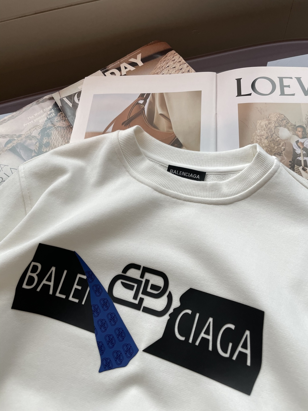 巴黎世家/2025秋冬新品 定制顶级卫衣棉，面料特别有质感，冬季必备单品，保暖性好。男女通穿，细节到位，