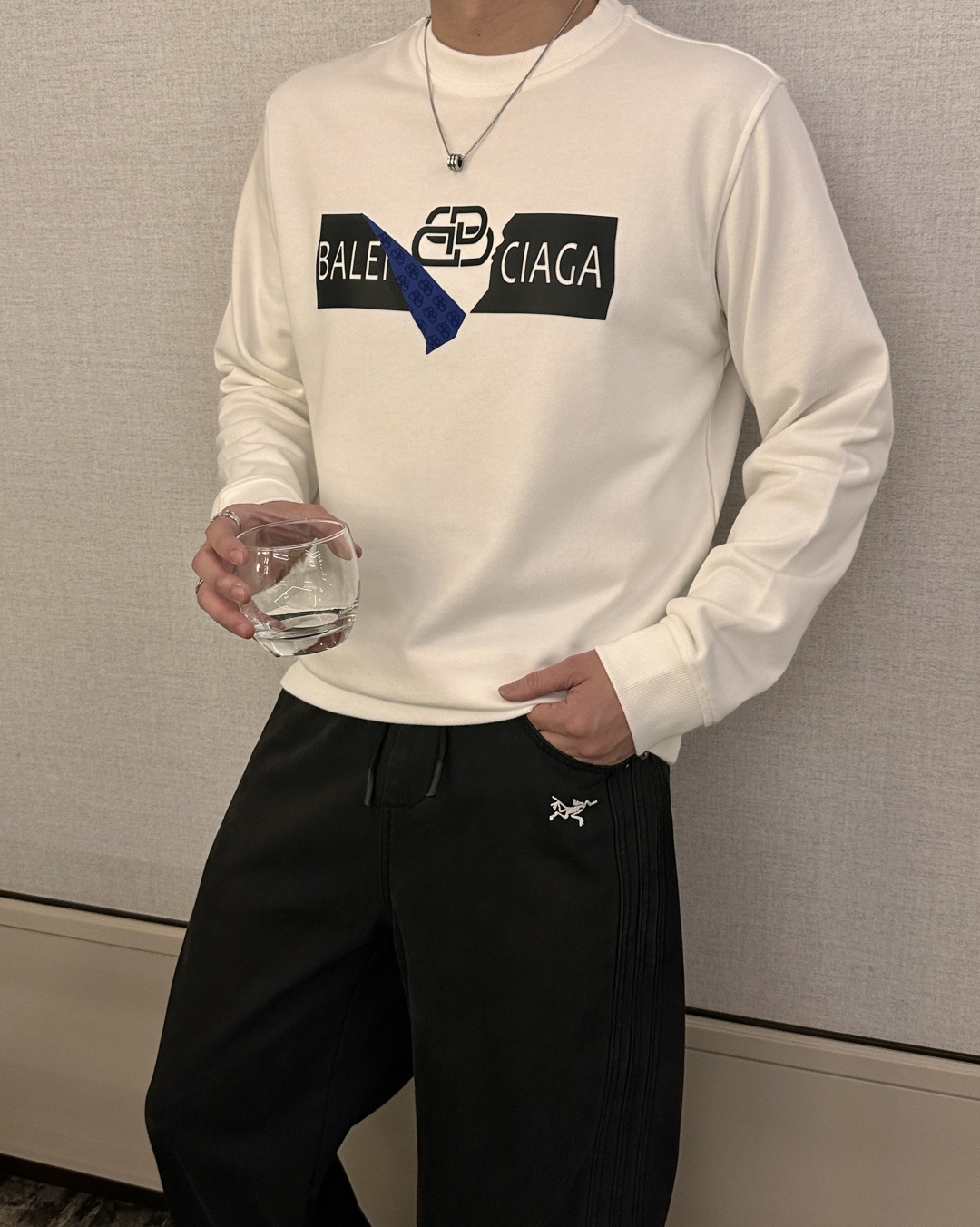 巴黎世家/2025秋冬新品 定制顶级卫衣棉，面料特别有质感，冬季必备单品，保暖性好。男女通穿，细节到位，