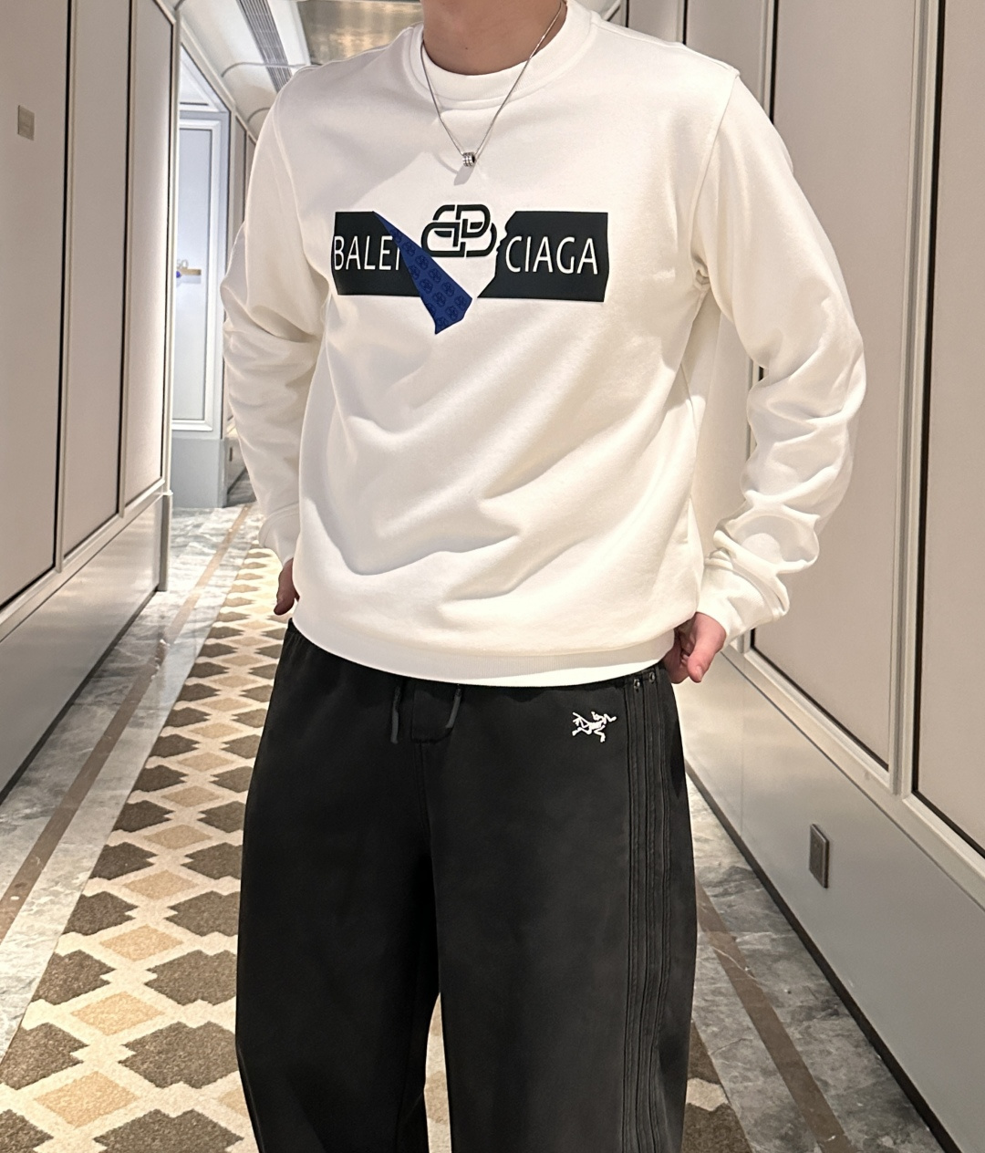 巴黎世家/2025秋冬新品 定制顶级卫衣棉，面料特别有质感，冬季必备单品，保暖性好。男女通穿，细节到位，