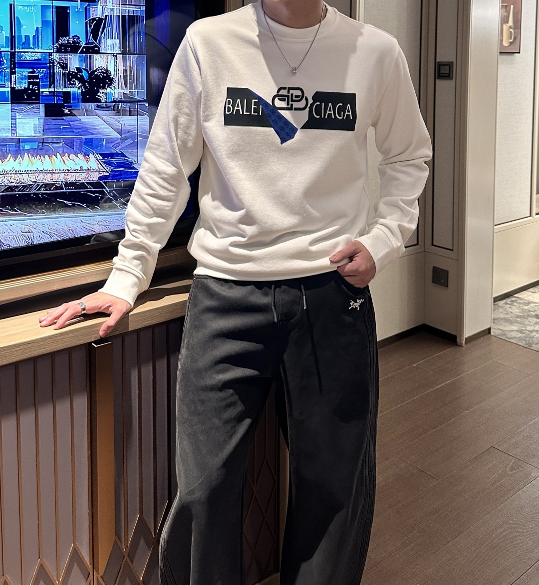 巴黎世家/2025秋冬新品 定制顶级卫衣棉，面料特别有质感，冬季必备单品，保暖性好。男女通穿，细节到位，