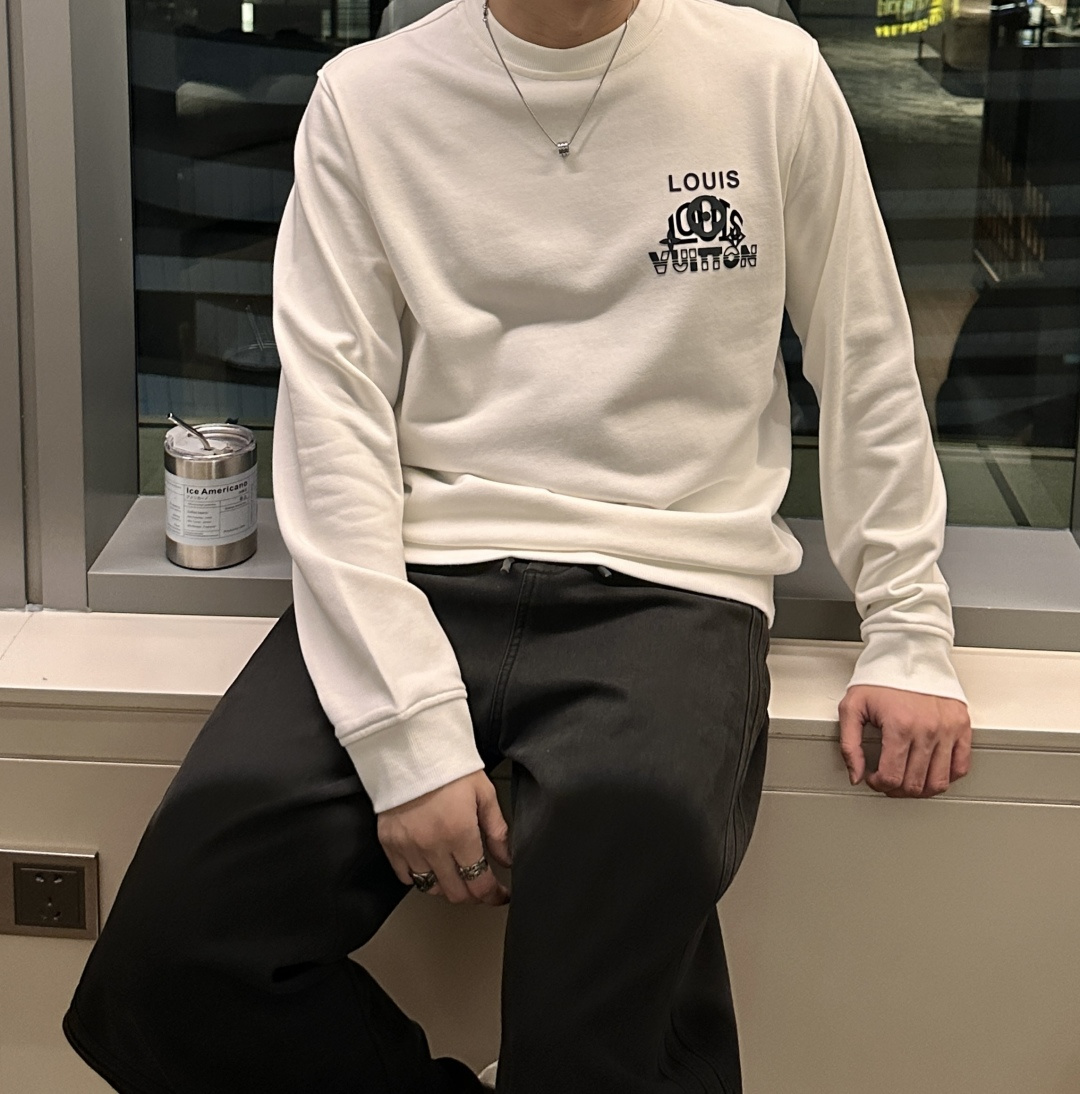 Lv /2025秋冬新品 定制顶级卫衣棉，面料特别有质感，冬季必备单品，保暖性好。男女通穿，细节到位，版