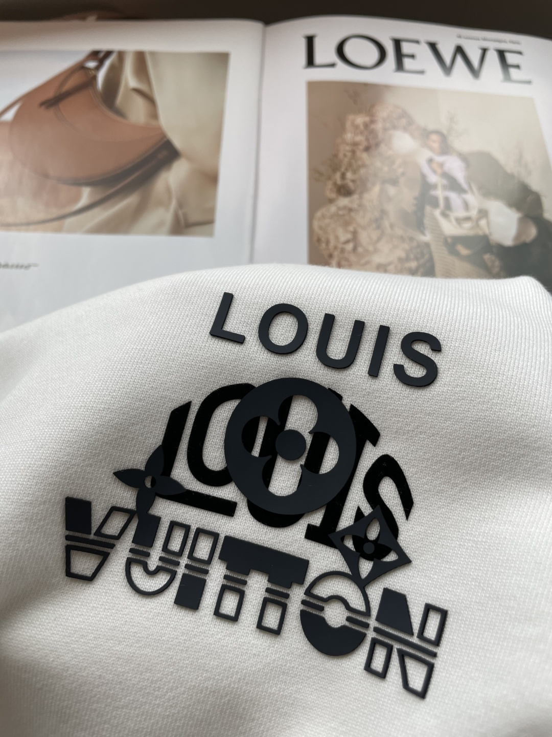 Lv /2025秋冬新品 定制顶级卫衣棉，面料特别有质感，冬季必备单品，保暖性好。男女通穿，细节到位，版