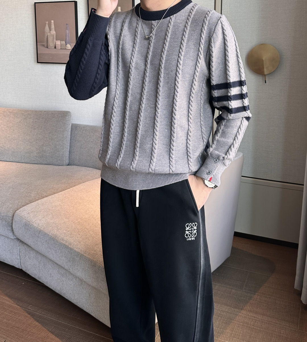 NO:725658,. Support the TB 2025 autumn and winter after the new year, the channel’s high-quality products!  !  !  The best casual woolen sweater this year, close your eyes and enjoy it!  Wool blended fabrics imported from New Zealand are selected to meet various quality and detail controls. Such weight and value really require careful consideration and careful study to achieve the perfect effect of creating a tall and straight chest. The quality of the texture is definitely not comparable to that of ordinary sweaters. Meticulous workmanship is not perfunctory. The taste and temperament are always revealed in the behavior!  The upper body is handsome and charming!  Size M-3XL,,sweaters,19860909. 支持年后 TB 2025秋冬,渠道的精品狠货！！！ 今年最好看的休闲羊毛衣 闭眼入！ 甄选新西兰进口羊毛混纺面料 满足各种品质控 细节控 这样的分量与价值真的是需要细琢慢究 成完美缔造胸挺立廓的效果 质感所流露的档次绝非一般毛衣可比  精工细作并非敷衍了事 举止之间时刻流露出的品味及气质！ 上身帅气迷人！ 尺码M-3XL,,sweaters,,Men's clothing