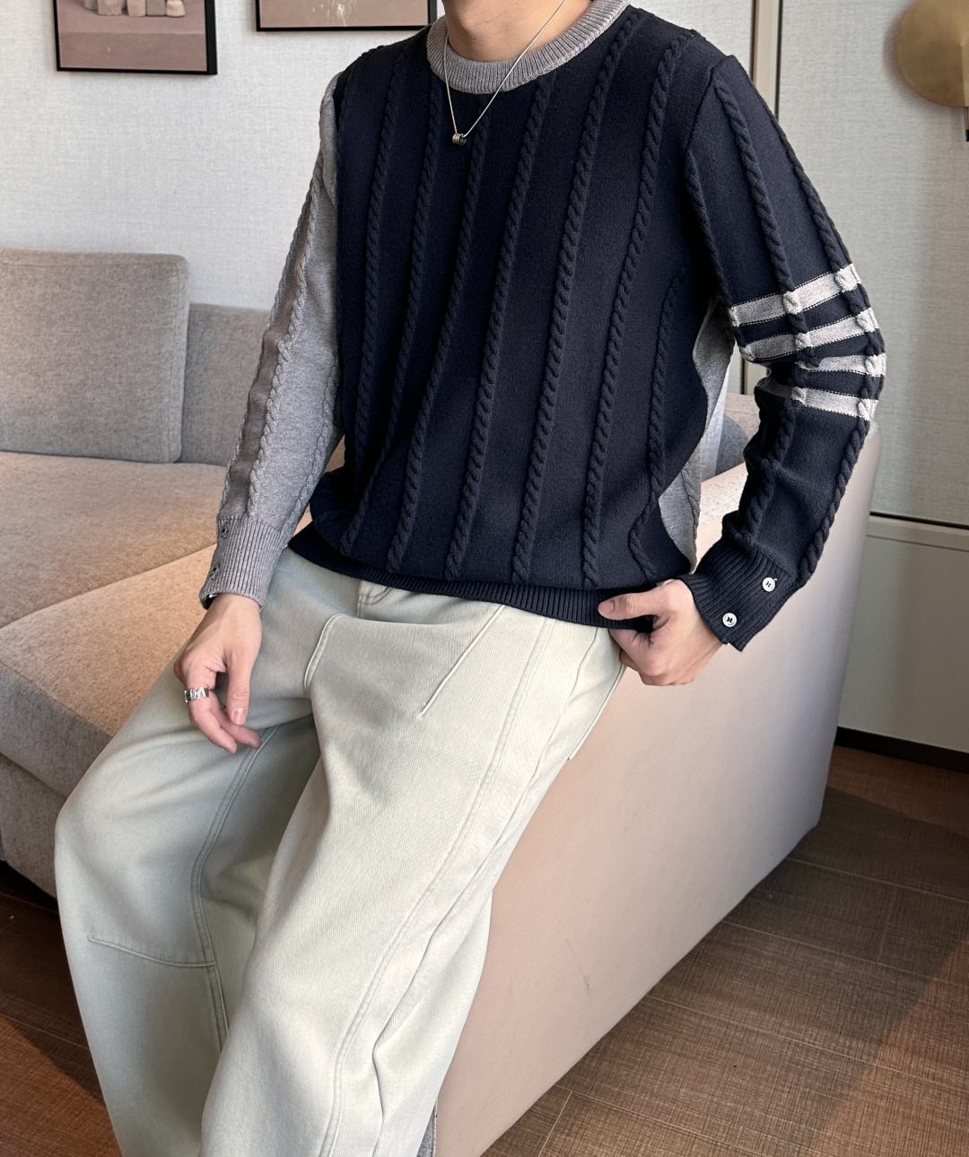 NO:725663,. TB 2025 autumn and winter, the best products from the channel!  !  !  The best casual woolen sweater this year, close your eyes and enjoy it!  Wool blended fabrics imported from New Zealand are selected to meet various quality and detail controls. Such weight and value really require careful consideration and careful study to achieve the perfect effect of creating a tall and straight chest. The quality of the texture is definitely not comparable to that of ordinary sweaters. Meticulous workmanship is not perfunctory. The taste and temperament are always revealed in the behavior!  The upper body is handsome and charming!  Size M-3XL,,sweaters,19860909. TB 2025秋冬,渠道的精品狠货！！！ 今年最好看的休闲羊毛衣 闭眼入！ 甄选新西兰进口羊毛混纺面料 满足各种品质控 细节控 这样的分量与价值真的是需要细琢慢究 成完美缔造胸挺立廓的效果 质感所流露的档次绝非一般毛衣可比  精工细作并非敷衍了事 举止之间时刻流露出的品味及气质！ 上身帅气迷人！ 尺码M-3XL,,sweaters,,Men's clothing