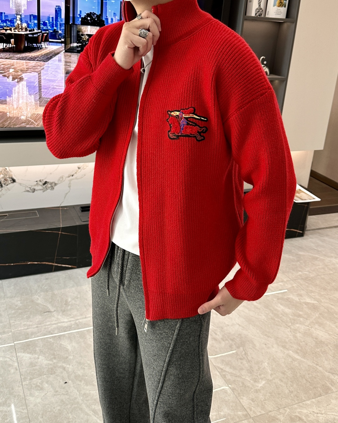 NO:725668,. Support BUR New Year limited edition cardigan and sweater after the New Year - Color-dyed wool blended cotton yarn, high weight and high density, ultra-high quality, the wool is soft and delicate, skin-friendly, soft and silky to the touch - All high-weight cotton yarn is color-dyed to ensure no color difference, using four-hole knitting method, tight and textured, durable and durable, not easy to pilling, soft and warm, comfortable, and not tight when worn alone  -Classic knitwear uses exquisite details and iconic brand symbols to reinterpret the charming charm. This sweater is made of wool and cashmere blended fabric with heavy jacquard craftsmanship. -All produced on imported looms, the details are clearly visible and the sense of high-end is full. Same style for men and women. Sizes M-XXXL,, burberry, sweaters,19860909. 支持年后  BUR 新年限定版开衫毛衣 -对色定染羊毛混纺棉纱线,高克重高密度超高品质,毛料柔软细腻亲肤,触感软糯丝滑 -全部对色定染高克重棉纱线,确保无色差,采用四空针织法,紧实而又有质感,耐穿不变,不易起球,具有柔软保暖的舒适感,单穿也不扎身 -经典针织服饰采用精致细节和标志性品牌符,焕新演绎迷人魅力, 这款毛衣以羊毛羊绒混纺面料全面重工提花匠心打造 -全部进口织机出品,细节清晰可见高级感拉满,男女同款 尺码M-XXXL,,burberry,sweaters,,Men's clothing