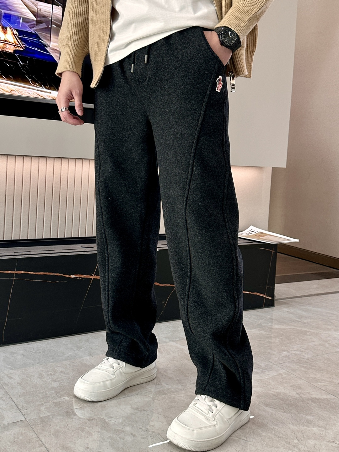 🌾 蒙口 秋冬最新徽标男士羊毛休闲裤，免烫型，简约百搭款，不挑人穿，腰部松紧抽绳设计，裤腿前侧打褶设计，