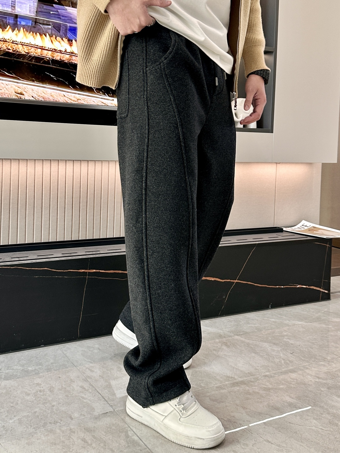🌾 蒙口 秋冬最新徽标男士羊毛休闲裤，免烫型，简约百搭款，不挑人穿，腰部松紧抽绳设计，裤腿前侧打褶设计，