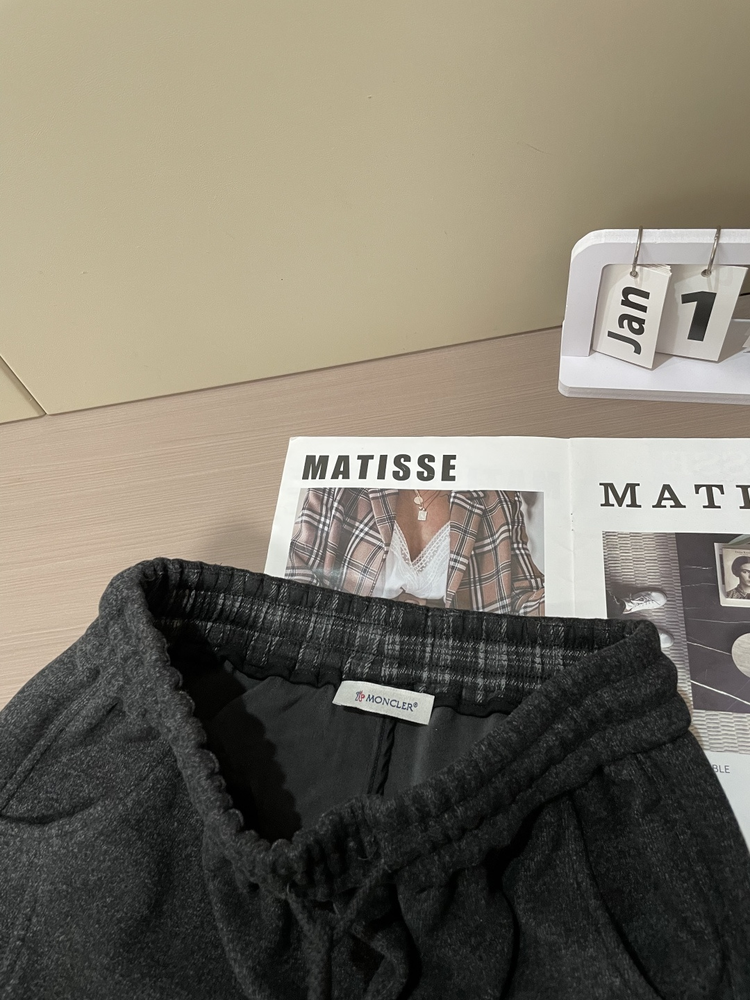 🌾 蒙口 秋冬最新徽标男士羊毛休闲裤，免烫型，简约百搭款，不挑人穿，腰部松紧抽绳设计，裤腿前侧打褶设计，