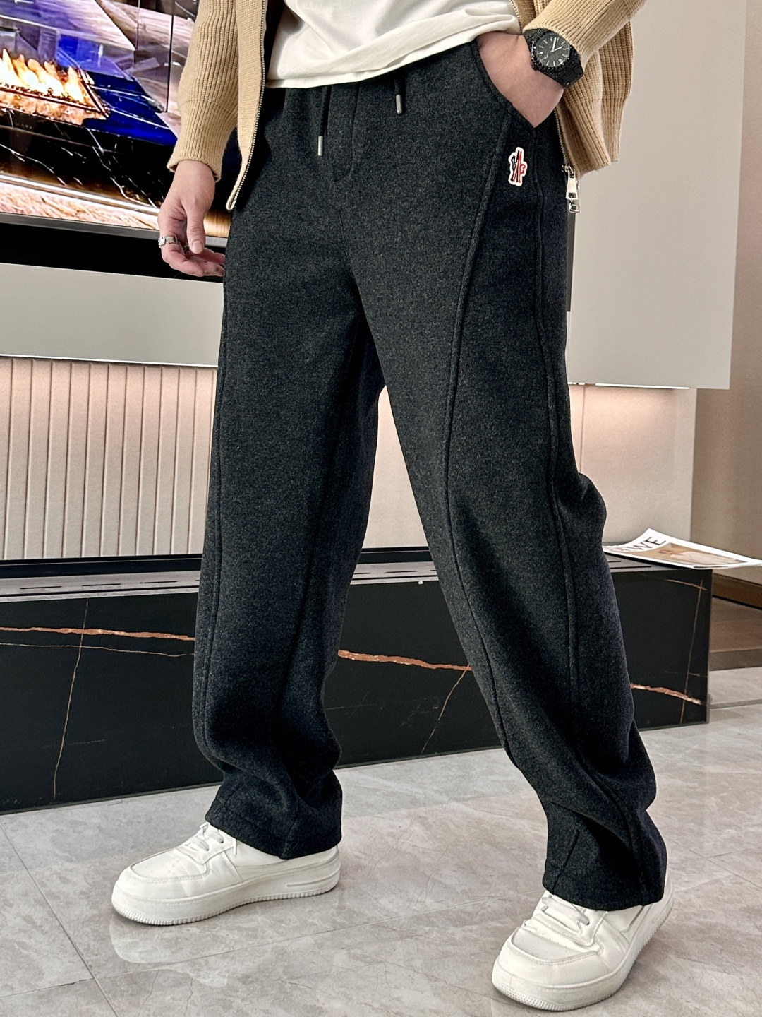 🌾 蒙口 秋冬最新徽标男士羊毛休闲裤，免烫型，简约百搭款，不挑人穿，腰部松紧抽绳设计，裤腿前侧打褶设计，