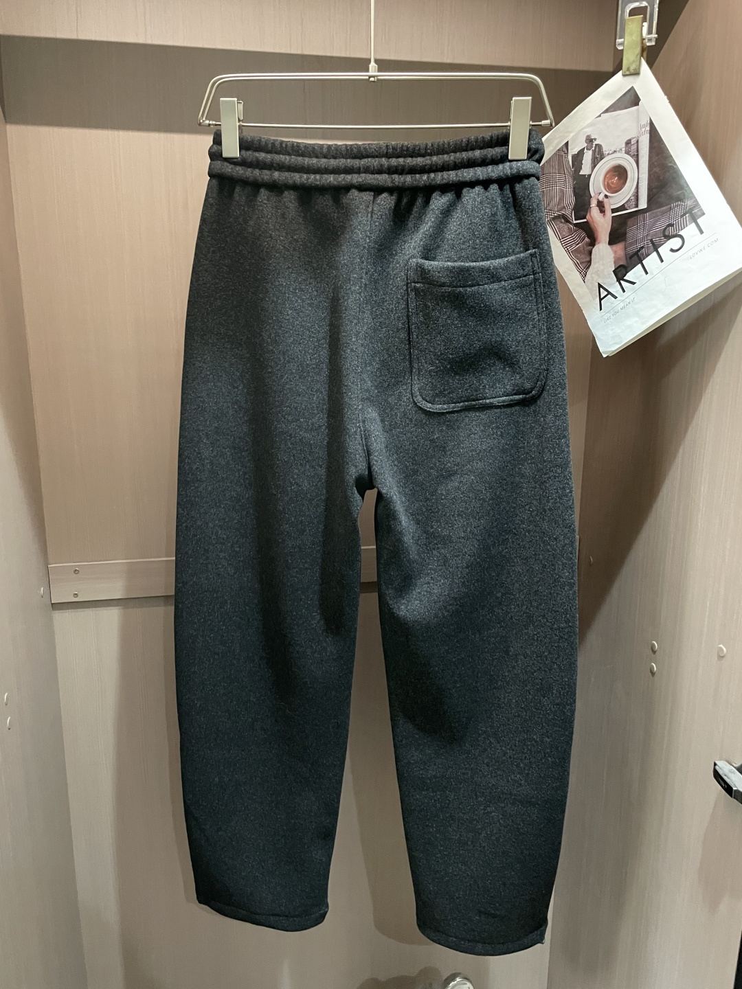 🌾 蒙口 秋冬最新徽标男士羊毛休闲裤，免烫型，简约百搭款，不挑人穿，腰部松紧抽绳设计，裤腿前侧打褶设计，