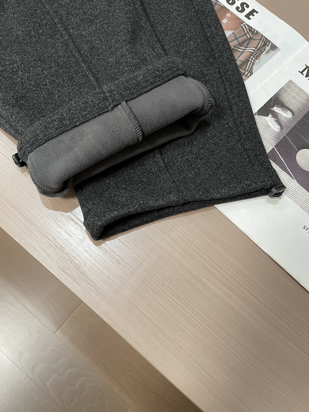 🌾 蒙口 秋冬最新徽标男士羊毛休闲裤，免烫型，简约百搭款，不挑人穿，腰部松紧抽绳设计，裤腿前侧打褶设计，