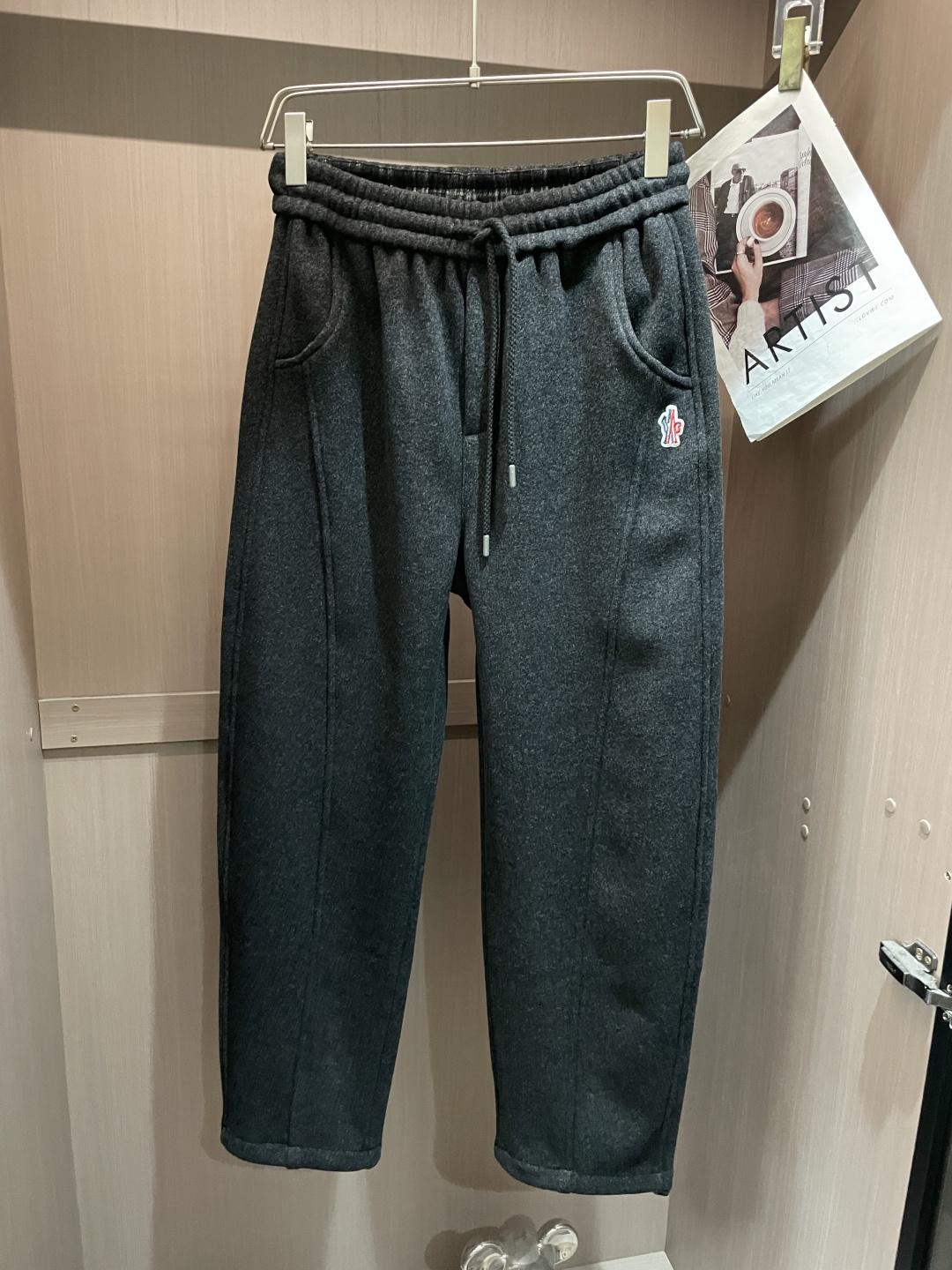 🌾 蒙口 秋冬最新徽标男士羊毛休闲裤，免烫型，简约百搭款，不挑人穿，腰部松紧抽绳设计，裤腿前侧打褶设计，