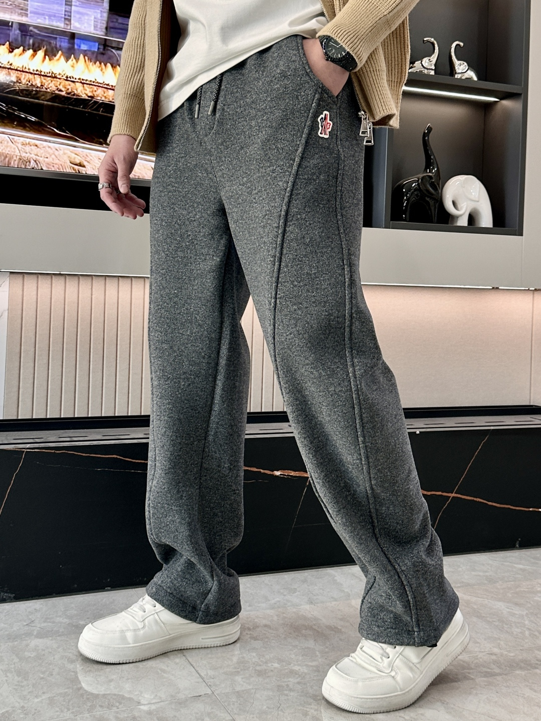 🌾 蒙口 秋冬最新徽标男士羊毛休闲裤，免烫型，简约百搭款，不挑人穿，腰部松紧抽绳设计，裤腿前侧打褶设计，