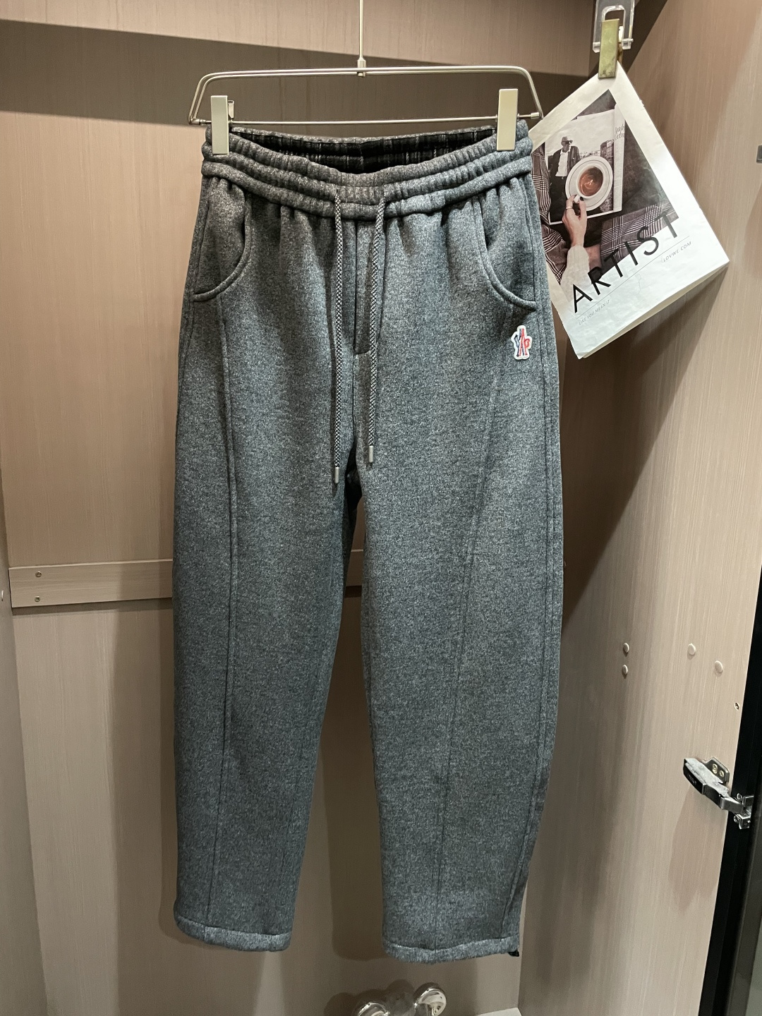 🌾 蒙口 秋冬最新徽标男士羊毛休闲裤，免烫型，简约百搭款，不挑人穿，腰部松紧抽绳设计，裤腿前侧打褶设计，