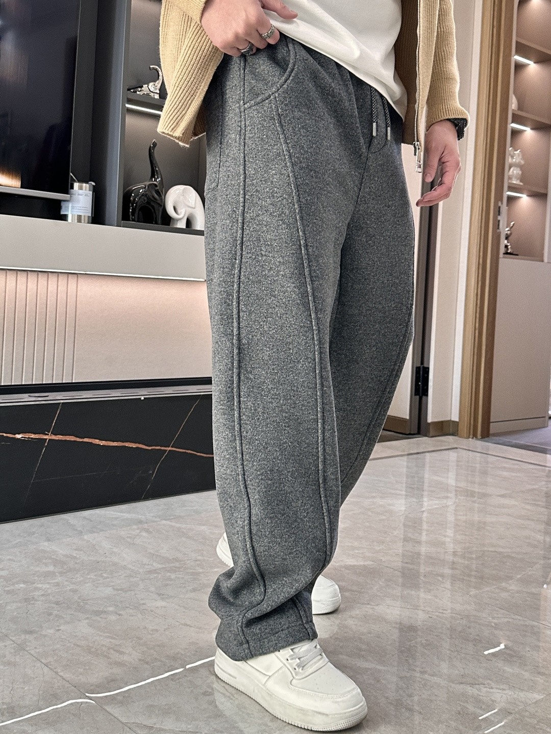 🌾 蒙口 秋冬最新徽标男士羊毛休闲裤，免烫型，简约百搭款，不挑人穿，腰部松紧抽绳设计，裤腿前侧打褶设计，