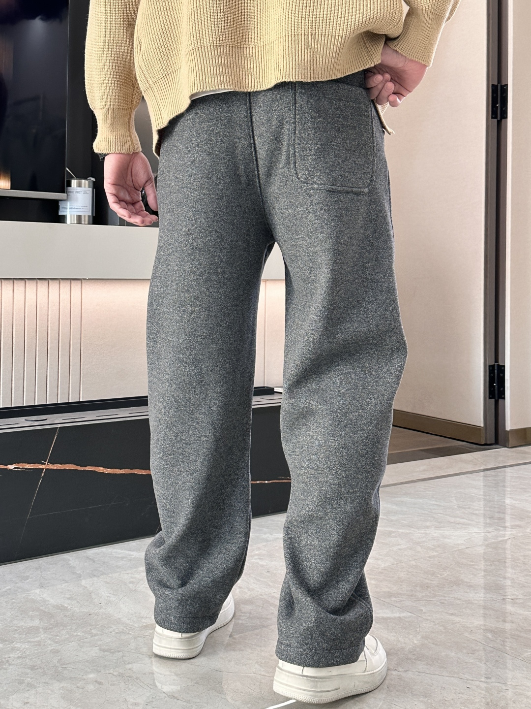 🌾 蒙口 秋冬最新徽标男士羊毛休闲裤，免烫型，简约百搭款，不挑人穿，腰部松紧抽绳设计，裤腿前侧打褶设计，