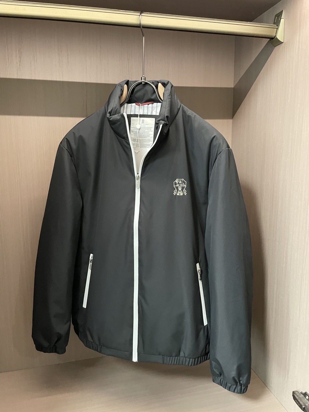 NO:712441,Support the BC25FW new autumn and winter technical fiber fabric stand-collar down jacket after the new year, men's classic badge embroidery fashion contrasting zipper down jacket!  Trading company channels are rare and available on the official website simultaneously!  On the fashion stage, there are always some items that can stand out with their unique design and excellent quality, and the BC hooded down jacket is one of them!  When you first see it, you will be attracted by its exquisite appearance, as if it is not only a piece of warm clothing, but also a work of art carrying fashion attitude and high luxury quality!  This down jacket is made of custom-made technical fiber fabric. The fabric not only feels silky and smooth, but also has excellent performance. It can effectively resist the invasion of cold wind and build a warm line of defense for you in cold weather!  At the same time, it has good breathability. Even if you wear it for a long time, it will not make you feel hot and uncomfortable, and you will always feel dry and comfortable!  The classic striped lining inside comes into view. As one of the classic elements in the fashion industry, it will never go out of style!  It adds a unique charm to this down jacket in a low-key and elegant way!  The inside is filled with the new national standard 90 white duck down, which has extremely high thermal insulation properties. Each down is full and light, like white clouds, tightly wrapping your body and locking in every ounce of warmth for you!  In the cold winter, wearing it is like being surrounded by warm sunshine, making you feel unprecedented comfort and comfort!  Classic badge embroidery on the chest. This badge embroidery is like an exquisite work of art. Every stitch and thread contains the hard work and wisdom of the craftsman!  It is not only a simple decoration, but also a symbol of luxury status!  The contrasting zipper designs on the placket and pockets break the monotony and dullness of traditional down jackets, adding a sense of fashion and vitality to the overall look!  The fashionable stand-up collar design is simple and elegant, complementing the overall style!  It fits your neck well and protects you from wind and cold!  When you pull up the zipper, you feel like you are in a warm little world, and the cold outside can no longer invade you!  The fitted version can perfectly outline your body curves and show your confidence and charm!  Black/sapphire blue/khaki/apricot, four colors included!  Size 48-58 Size 48 has shoulder width 47cm - chest 112cm - dress length 65cm - sleeve length 59cm Size 50 has shoulder width 48cm - chest 116cm - dress length 66cm - sleeve length 60cm Size 52 has shoulder width 49cm - chest 120cm - dress length 67cm - sleeve length 61cm  Size 54 has a shoulder width of 50cm - chest circumference 124cm - dress length 68cm - sleeve length 63cm. Size 56 has a shoulder width of 51cm - chest circumference 128cm - dress length 70cm - sleeve length 65cm. Size 58 has a shoulder width of 53cm - chest circumference 132cm - dress length 72cm - sleeve length 67cm. Size recommendation (standard version) Height 174-140 catties, try on size 50!  Boys weighing less than 128 pounds should choose size 48, 128-140 pounds should choose size 50, 140-152 pounds should choose size 52, 152-164 pounds should choose size 54, 164-176 pounds should choose size 56, and 176-188 pounds should choose size 58!  ,,jackets & coats,jackets & coats,down jacket,hats,19860909支持年后 BC25FW秋冬新款科技纤维面料立领羽绒夹克,男士经典徽章刺绣时尚撞色拉链羽绒服外套！贸易公司渠道稀出,同步官网发售！在时尚的舞台上,总有一些单品能凭借独特的设计与卓越的品质脱颖而出,BC连帽羽绒夹克便是其中之一！当你第一眼看到它时,就会被它那精致的外观所吸引,仿佛它不仅仅是一件保暖的衣物,更是一件承载着时尚态度与高奢品质的艺术品！ 这款羽绒夹克采用客供定制科技纤维面料,面料不仅手感丝滑,还具备出色的性能,它能够有效抵御寒风的侵袭,为你在寒冷的天气里筑起一道温暖的防线！同时它又具有良好的透气性,即使长时间穿着,也不会让你感到闷热不适,仿佛时刻都能保持干爽自在！内里的经典条纹内衬映入眼帘,作为时尚界的经典元素之一,永远不会过时！它以一种低调而优雅的方式,为这羽绒服增添了一份独特的魅力！而内里填充新国标90白鸭绒,具有极高的保暖性能,每一朵绒毛都饱满而轻盈,仿佛是一朵朵洁白的云朵,紧紧地包裹着你的身体,为你锁住每一丝温暖！在寒冷的冬日里,穿上它就如同被温暖的阳光所环绕,让你感受到前所未有的舒适与惬意！ 胸前经典徽章刺绣.这枚徽章刺绣,宛如一件精美的艺术品,每一针每一线都蕴含着匠人的心血与智慧！它不仅仅是一个简单的装饰,更是高奢身份的象征！门襟及插袋处的撞色拉链设计,打破了传统羽绒服的单调与沉闷,为整体造型增添了一份时尚与活力！时尚立领造型设计,简洁大方,与整体风格相得益彰！能够很好地贴合颈部,为你遮挡风寒！当你拉起拉链,仿佛置身于一个温暖的小世界,外界的寒冷再也无法侵扰到你！而合身的版型,则能够完美地勾勒出你的身材曲线,展现出你的自信与魅力！黑色/宝蓝/卡其/杏色,四色入！尺码48-58 48码肩宽47cm-胸围112cm-衣长65cm-袖长59cm  50码肩宽48cm-胸围116cm-衣长66cm-袖长60cm  52码肩宽49cm-胸围120cm-衣长67cm-袖长61cm  54码肩宽50cm-胸围124cm-衣长68cm-袖长63cm  56码肩宽51cm-胸围128cm-衣长70cm-袖长65cm  58码肩宽53cm-胸围132cm-衣长72cm-袖长67cm 尺码推荐（标准版型） 身高174-140斤,试穿50码合适！ 男生体重128斤以内选择48码,128-140斤选择50码,140-152斤选择52码,152-164斤选择54码,164-176斤选择56码,176-188斤选择58码！,,jackets & coats,jackets & coats,down jacket,hats,,Men's clothing