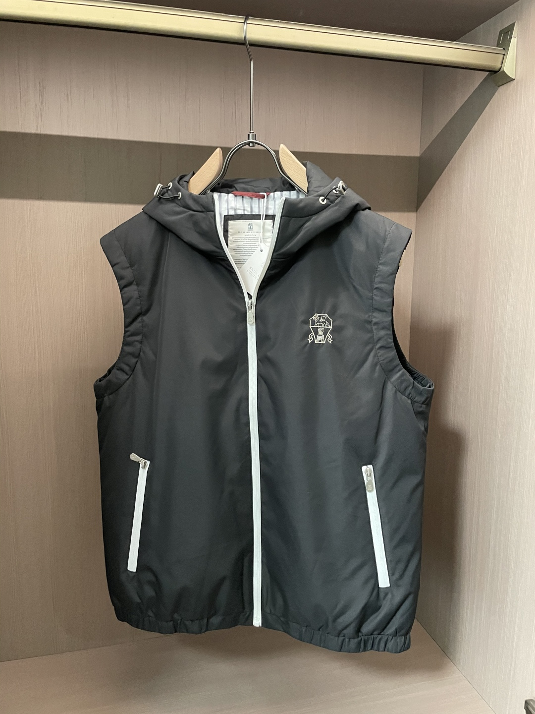 NO:712415,Support the new BC25FW autumn and winter new technical fiber fabric hooded down vest, men's classic badge embroidery fashion contrasting zipper down vest jacket!  Trading company channels are rare and available on the official website simultaneously!  On the fashion stage, there are always some items that can stand out with their unique design and excellent quality, and the BC hooded down vest is one of them!  When you first see it, you will be attracted by its exquisite appearance, as if it is not only a piece of warm clothing, but also a work of art carrying fashion attitude and high luxury quality!  This down vest is made of custom-made technical fiber fabric. The fabric not only feels silky and smooth, but also has excellent performance. It can effectively resist the invasion of cold wind and build a warm line of defense for you in cold weather!  At the same time, it has good breathability. Even if you wear it for a long time, it will not make you feel hot and uncomfortable, and you will always feel dry and comfortable!  The classic striped lining inside comes into view. As one of the classic elements in the fashion industry, it will never go out of style!  It adds a unique charm to this vest in a low-key and elegant way!  The inside is filled with the new national standard 90 white duck down, which has extremely high thermal insulation properties. Each down is full and light, like white clouds, tightly wrapping your body and locking in every ounce of warmth for you!  In the cold winter, wearing it is like being surrounded by warm sunshine, making you feel unprecedented comfort and comfort!  Classic badge embroidery on the chest. This badge embroidery is like an exquisite work of art. Every stitch and thread contains the hard work and wisdom of the craftsman!  It is not only a simple decoration, but also a symbol of luxury status!  The contrasting zipper designs on the placket and pockets break the monotony and dullness of traditional down vests, adding a sense of fashion and vitality to the overall look!  The one-piece hooded design is simple and elegant, complementing the overall style!  The size of the hat is moderate, it can fit your head well and protect you from the wind and cold!  When you put on a hat, you feel like you are in a warm little world, and the cold outside can no longer invade you!  The fitted version can perfectly outline your body curves and show your confidence and charm!  Black/sapphire blue/khaki/apricot, four colors included!  Size 48-58 Size 48 has shoulder width 45cm - bust 108cm - dress length 64cm Size 50 has shoulder width 46cm - bust 112cm - dress length 65cm Size 52 has shoulder width 47cm - bust 116cm - dress length 66cm Size 54 has shoulder width 48cm - chest 120cm - dress length 68cm  Size 56 has a shoulder width of 50cm - bust 124cm - dress length 70cm. Size 58 has a shoulder width of 52cm - bust 128cm - dress length 72cm. Size recommendation (standard version). Height 174-140 catties, try on size 50!  Boys weighing less than 128 pounds should choose size 48, 128-140 pounds should choose size 50, 140-152 pounds should choose size 52, 152-164 pounds should choose size 54, 164-176 pounds should choose size 56, and 176-188 pounds should choose size 58!  ,,jackets & coats,down jacket,hats,19860909支持年后 BC25FW秋冬新款科技纤维面料连帽羽绒马甲,男士经典徽章刺绣时尚撞色拉链羽绒马甲外套！贸易公司渠道稀出,同步官网发售！在时尚的舞台上,总有一些单品能凭借独特的设计与卓越的品质脱颖而出,BC连帽羽绒马甲便是其中之一！当你第一眼看到它时,就会被它那精致的外观所吸引,仿佛它不仅仅是一件保暖的衣物,更是一件承载着时尚态度与高奢品质的艺术品！ 这款羽绒马甲采用客供定制科技纤维面料,面料不仅手感丝滑,还具备出色的性能,它能够有效抵御寒风的侵袭,为你在寒冷的天气里筑起一道温暖的防线！同时它又具有良好的透气性,即使长时间穿着,也不会让你感到闷热不适,仿佛时刻都能保持干爽自在！内里的经典条纹内衬映入眼帘,作为时尚界的经典元素之一,永远不会过时！它以一种低调而优雅的方式,为这件马甲增添了一份独特的魅力！而内里填充新国标90白鸭绒,具有极高的保暖性能,每一朵绒毛都饱满而轻盈,仿佛是一朵朵洁白的云朵,紧紧地包裹着你的身体,为你锁住每一丝温暖！在寒冷的冬日里,穿上它就如同被温暖的阳光所环绕,让你感受到前所未有的舒适与惬意！ 胸前经典徽章刺绣.这枚徽章刺绣,宛如一件精美的艺术品,每一针每一线都蕴含着匠人的心血与智慧！它不仅仅是一个简单的装饰,更是高奢身份的象征！门襟及插袋处的撞色拉链设计,打破了传统羽绒马甲的单调与沉闷,为整体造型增添了一份时尚与活力！一体式连帽设计,简洁大方,与整体风格相得益彰！帽子的大小适中,能够很好地贴合头部,为你遮挡风寒！当你戴上帽子,仿佛置身于一个温暖的小世界,外界的寒冷再也无法侵扰到你！而合身的版型,则能够完美地勾勒出你的身材曲线,展现出你的自信与魅力！黑色/宝蓝/卡其/杏色,四色入！尺码48-58 48码肩宽45cm-胸围108cm-衣长64cm 50码肩宽46cm-胸围112cm-衣长65cm 52码肩宽47cm-胸围116cm-衣长66cm 54码肩宽48cm-胸围120cm-衣长68cm 56码肩宽50cm-胸围124cm-衣长70cm 58码肩宽52cm-胸围128cm-衣长72cm 尺码推荐（标准版型） 身高174-140斤,试穿50码合适！ 男生体重128斤以内选择48码,128-140斤选择50码,140-152斤选择52码,152-164斤选择54码,164-176斤选择56码,176-188斤选择58码！,,jackets & coats,down jacket,hats,,Men's clothing