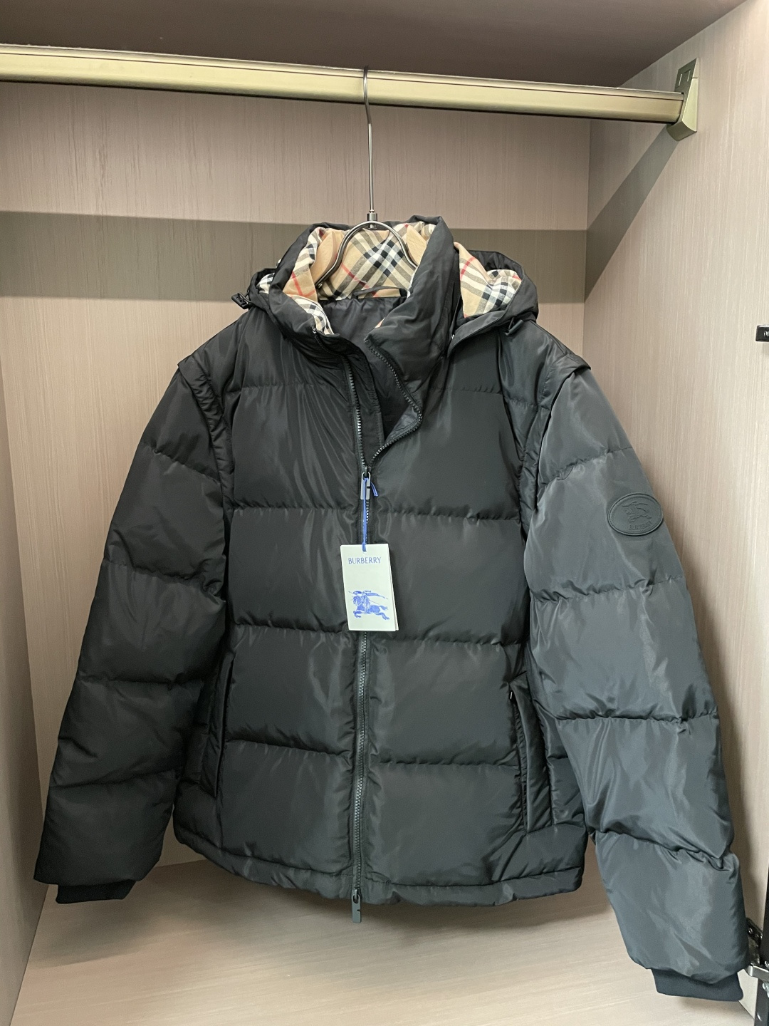 NO:712424,BUR Trading Company Order!  ss autumn and winter new products, synchronized with the official website, super stylish, simple and comfortable down jacket customized with the highest grade 90 white duck down anti-drilling fabric, excellent fluffiness, full filling, light and not weighing down the body, fashionable and simple, very suitable for sweatshirts and sweaters, high stand collar, windproof and warm design. Removable sleeves, original imported hardware button bag, original fabric, warm and stylish, cold-proof, three-label accessories and complete details... If you have a big product, seize the opportunity with heart.  Sizes S-XL (for profit), burberry, hoodie, sweatshirts, sweaters, down jacket,19860909BUR 贸易公司订单！ss秋冬新品 官网同步 超有型 简洁舒适的羽绒服定制最高等90白鸭绒防钻绒面料、蓬松度极好,填充物饱满,轻便不压身,时尚简约,内搭卫衣、毛衣都非常合适,高立领防风保暖设计.袖子可拆卸,原版进口五金纽扣袋,原版面料,保暖有型、御寒保暖、三标辅料细节齐全……大货就有心的把握机会吧. 尺码S-XL (让利款）,,burberry,hoodie,sweatshirts,sweaters,down jacket,,Men's clothing