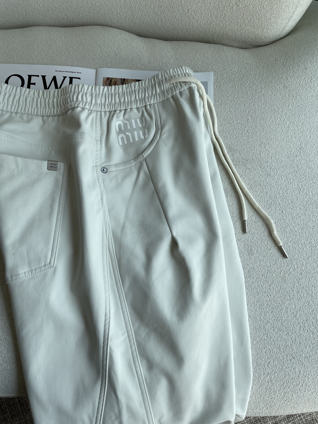 🌾 miumiu 2025秋冬最新系列男士加厚休闲裤！内里加绒，非常保暖，北方的宝子们赶紧备上！采用客供