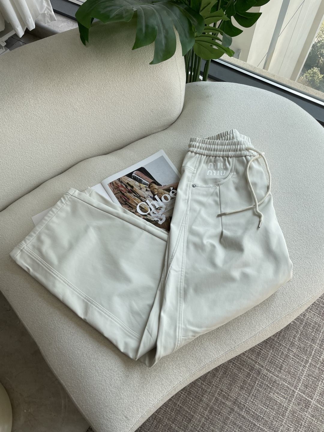 🌾 miumiu 2025秋冬最新系列男士加厚休闲裤！内里加绒，非常保暖，北方的宝子们赶紧备上！采用客供