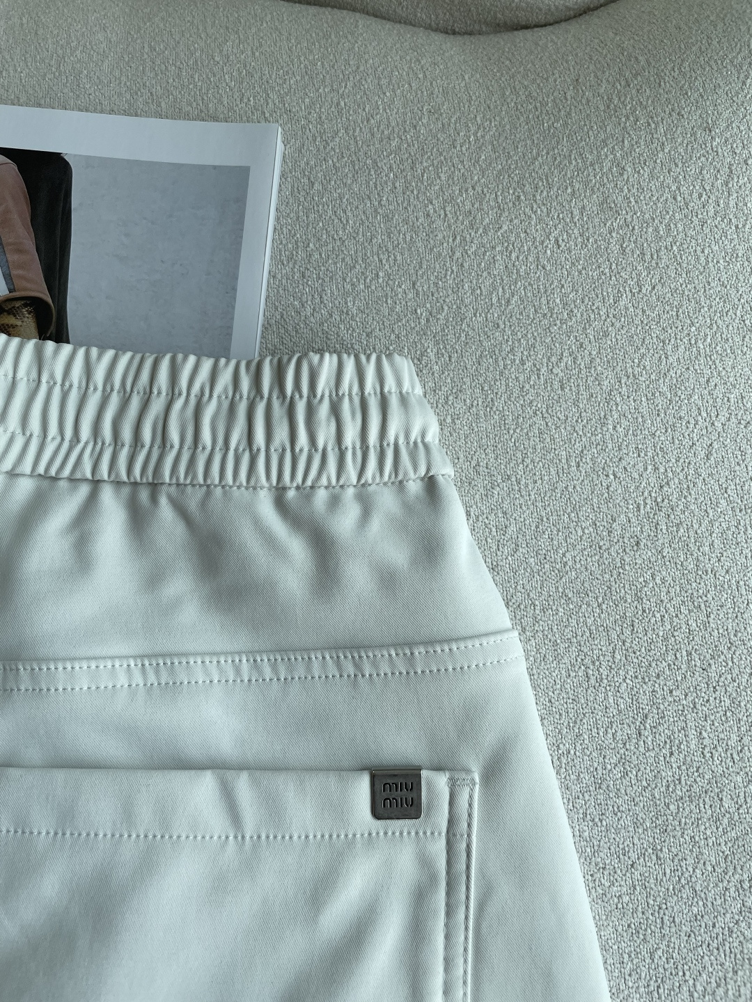 🌾 miumiu 2025秋冬最新系列男士加厚休闲裤！内里加绒，非常保暖，北方的宝子们赶紧备上！采用客供