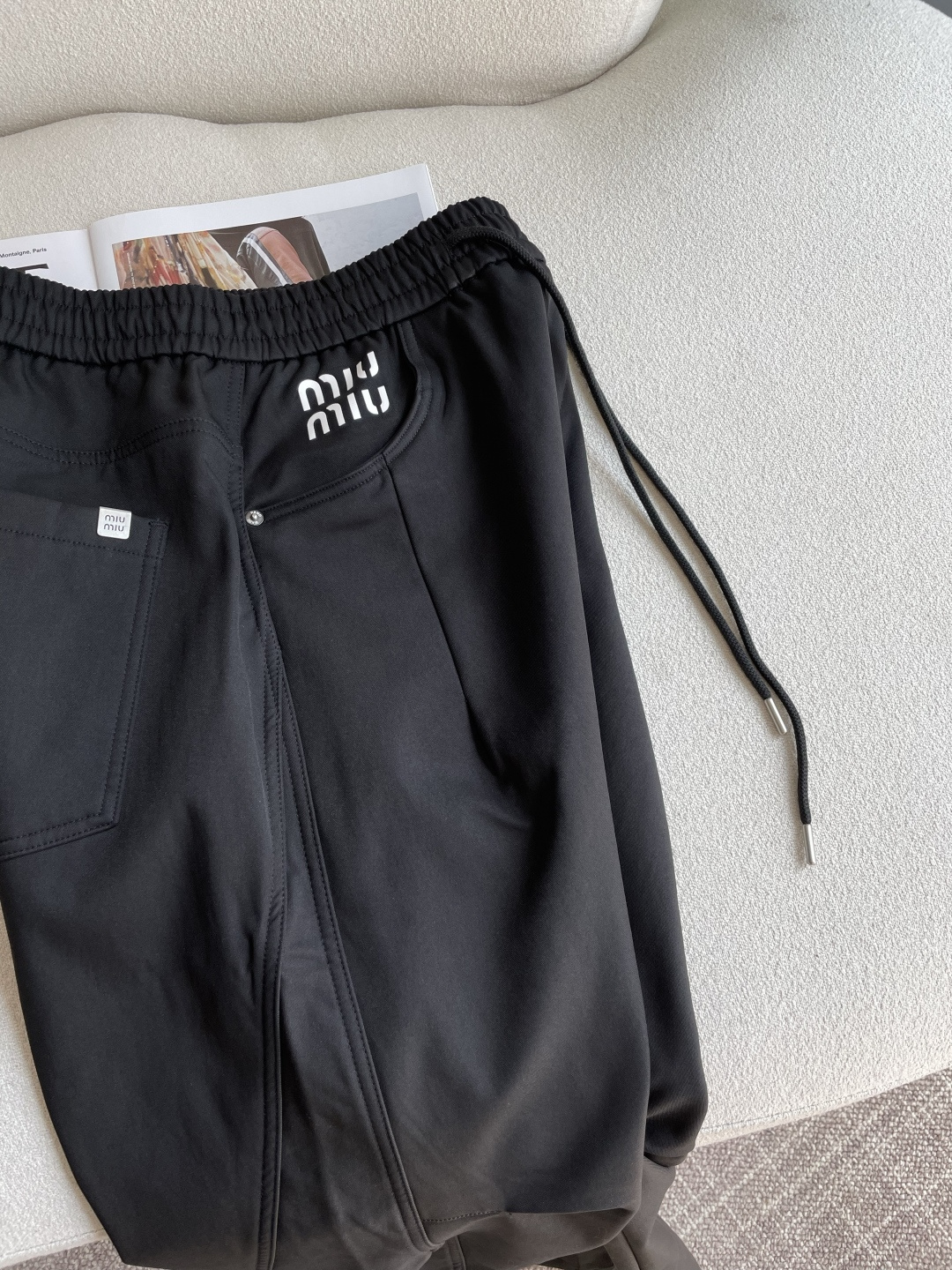 🌾 miumiu 2025秋冬最新系列男士加厚休闲裤！内里加绒，非常保暖，北方的宝子们赶紧备上！采用客供