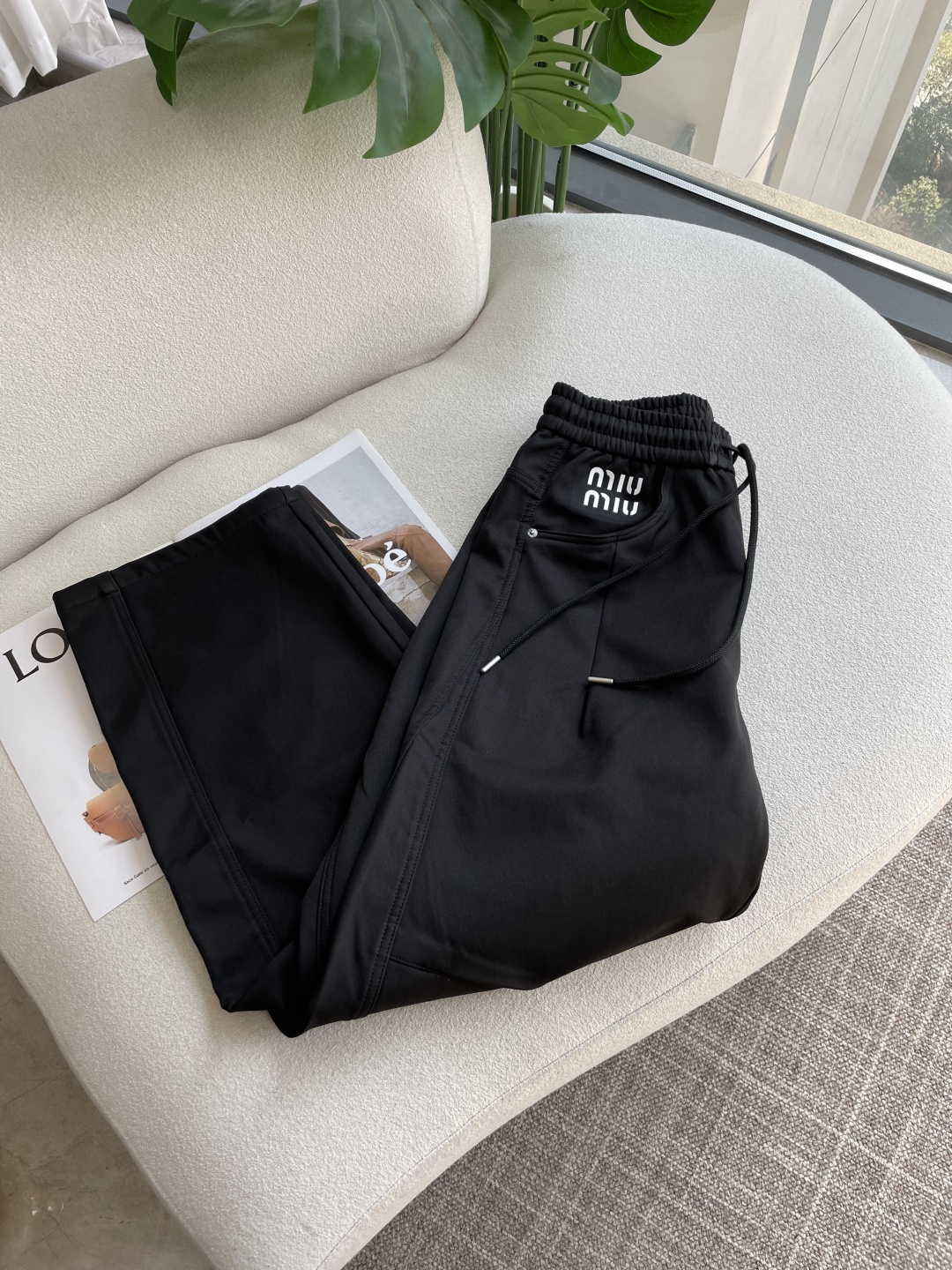 🌾 miumiu 2025秋冬最新系列男士加厚休闲裤！内里加绒，非常保暖，北方的宝子们赶紧备上！采用客供