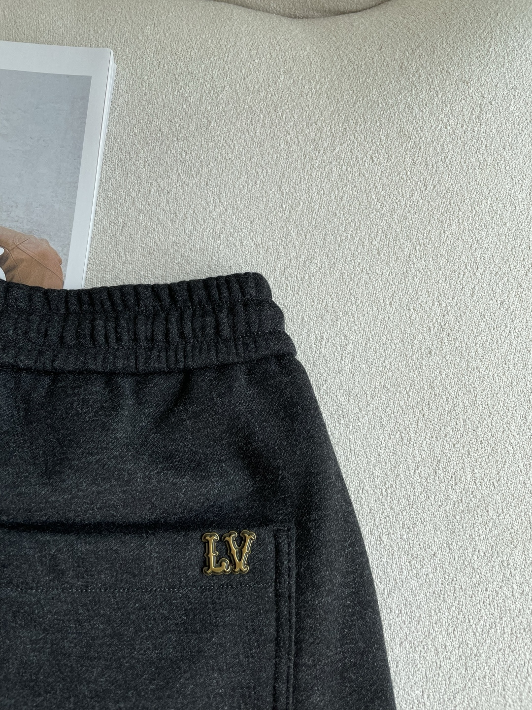 🌾 Lv 秋冬最新男士羊毛休闲裤，免烫型，简约百搭款，不挑人穿，腰部松紧抽绳设计，裤腿前侧打褶设计，时尚