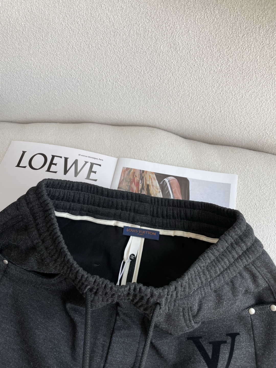 🌾 Lv 秋冬最新男士羊毛休闲裤，免烫型，简约百搭款，不挑人穿，腰部松紧抽绳设计，裤腿前侧打褶设计，时尚