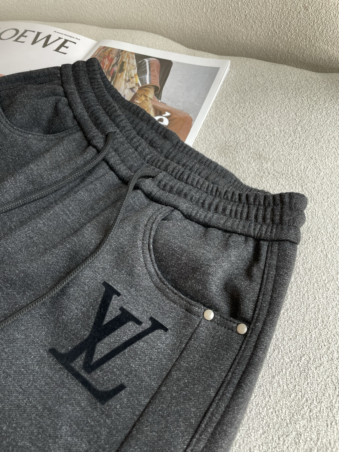 🌾 Lv 秋冬最新男士羊毛休闲裤，免烫型，简约百搭款，不挑人穿，腰部松紧抽绳设计，裤腿前侧打褶设计，时尚