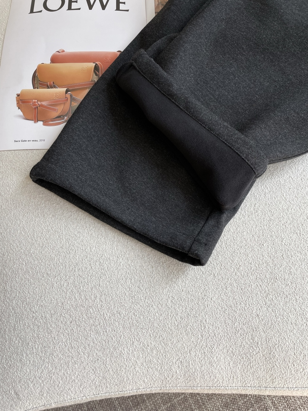 🌾 Lv 秋冬最新男士羊毛休闲裤，免烫型，简约百搭款，不挑人穿，腰部松紧抽绳设计，裤腿前侧打褶设计，时尚