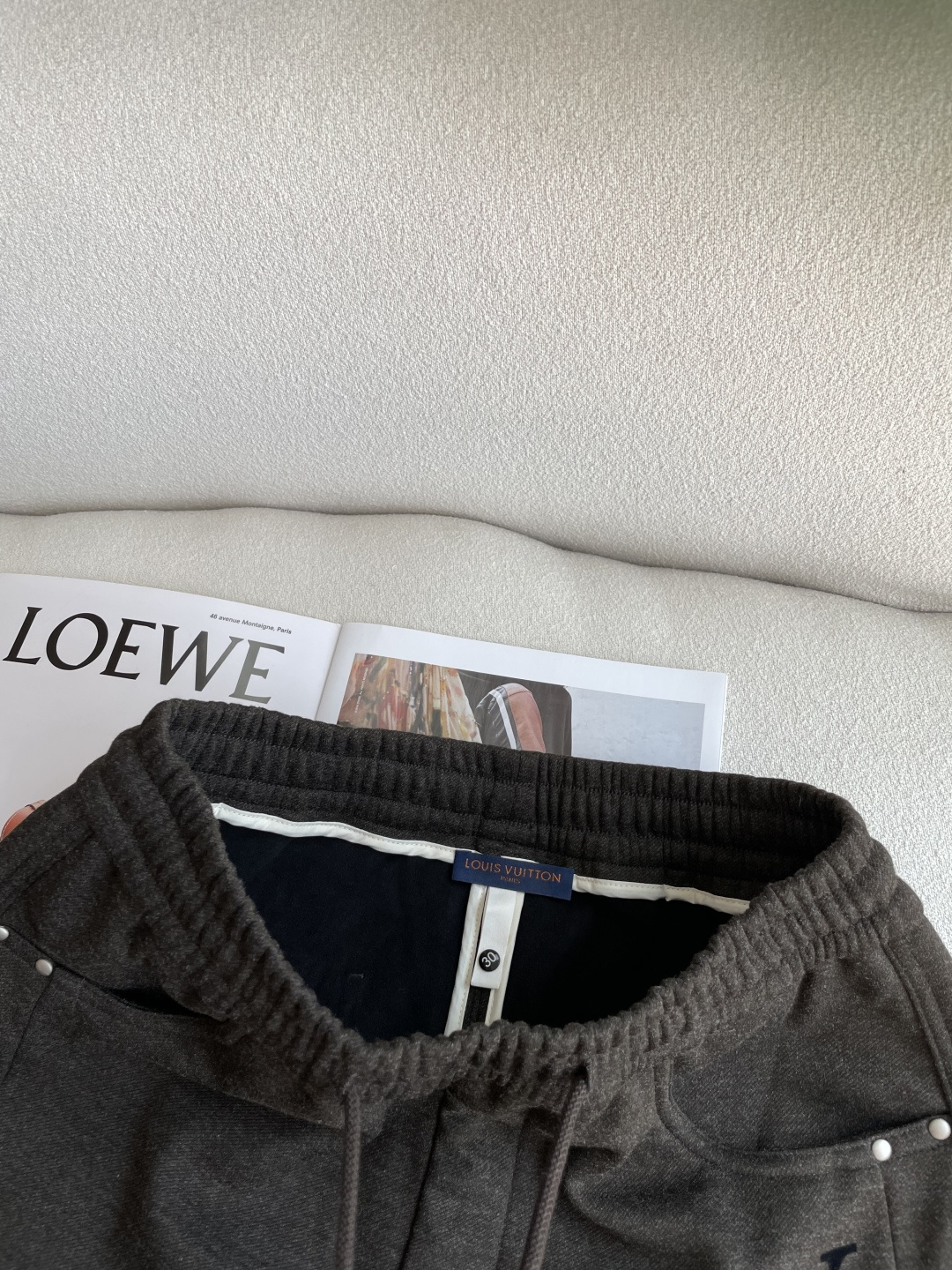 🌾 Lv 秋冬最新男士羊毛休闲裤，免烫型，简约百搭款，不挑人穿，腰部松紧抽绳设计，裤腿前侧打褶设计，时尚