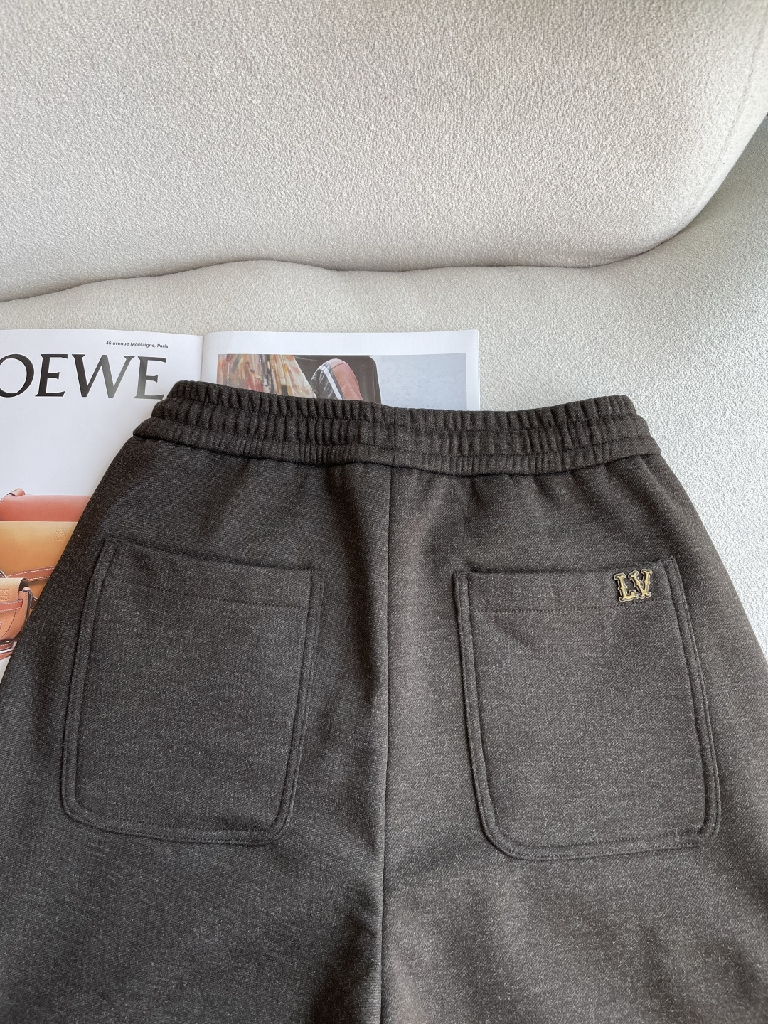 🌾 Lv 秋冬最新男士羊毛休闲裤，免烫型，简约百搭款，不挑人穿，腰部松紧抽绳设计，裤腿前侧打褶设计，时尚