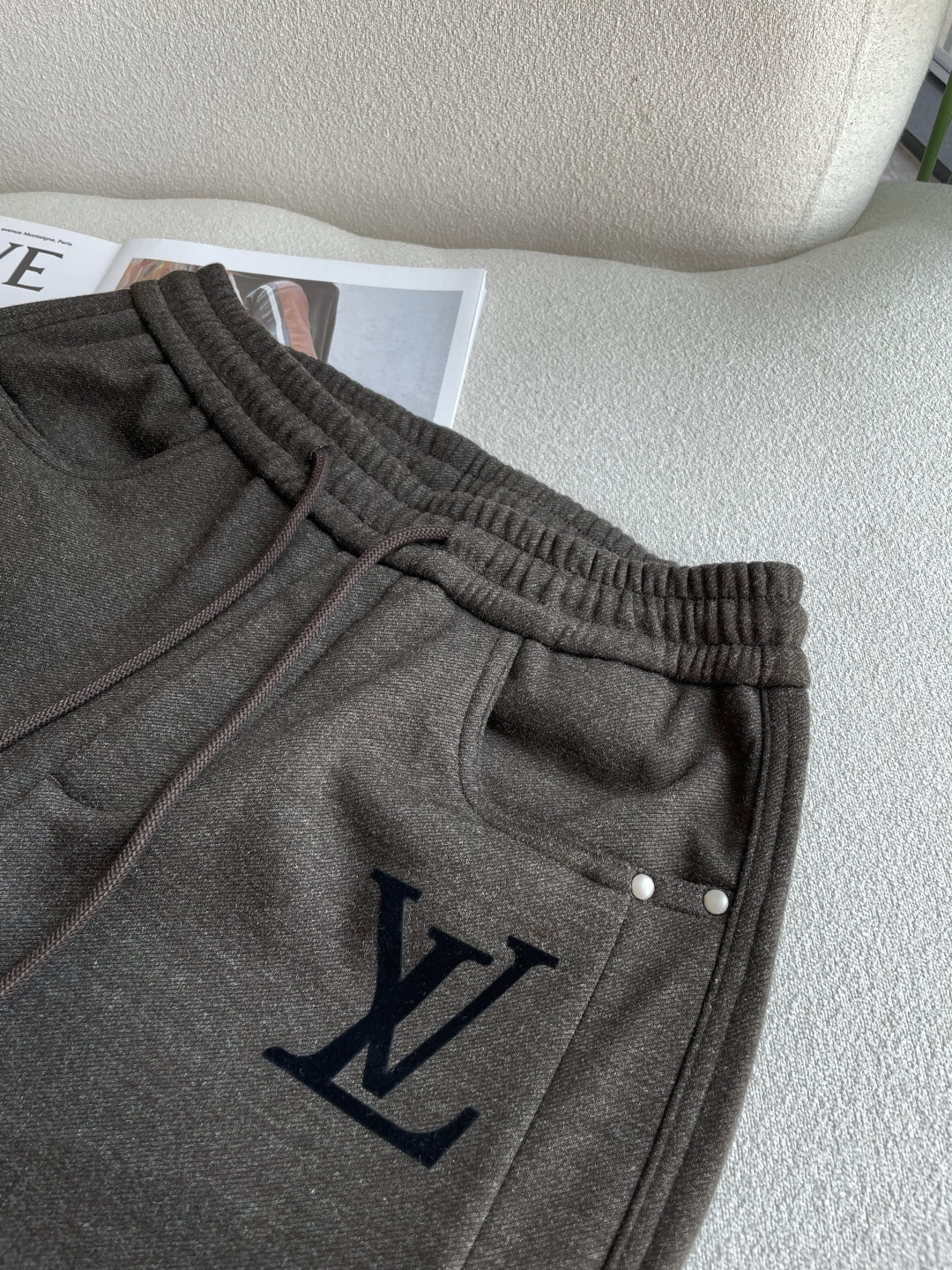 🌾 Lv 秋冬最新男士羊毛休闲裤，免烫型，简约百搭款，不挑人穿，腰部松紧抽绳设计，裤腿前侧打褶设计，时尚