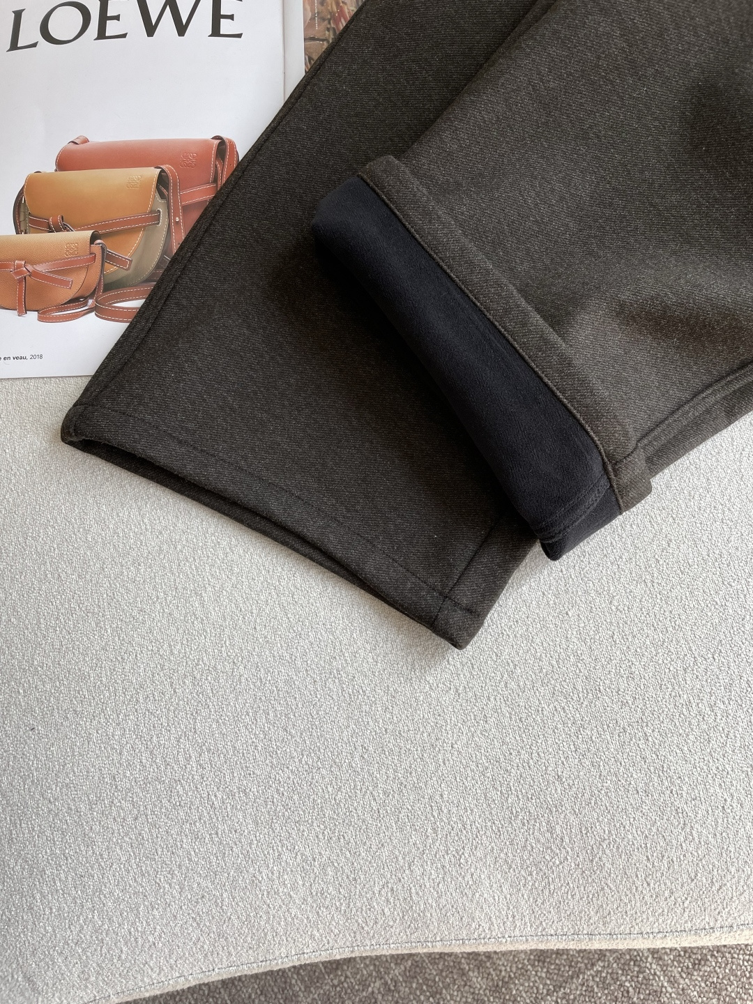 🌾 Lv 秋冬最新男士羊毛休闲裤，免烫型，简约百搭款，不挑人穿，腰部松紧抽绳设计，裤腿前侧打褶设计，时尚