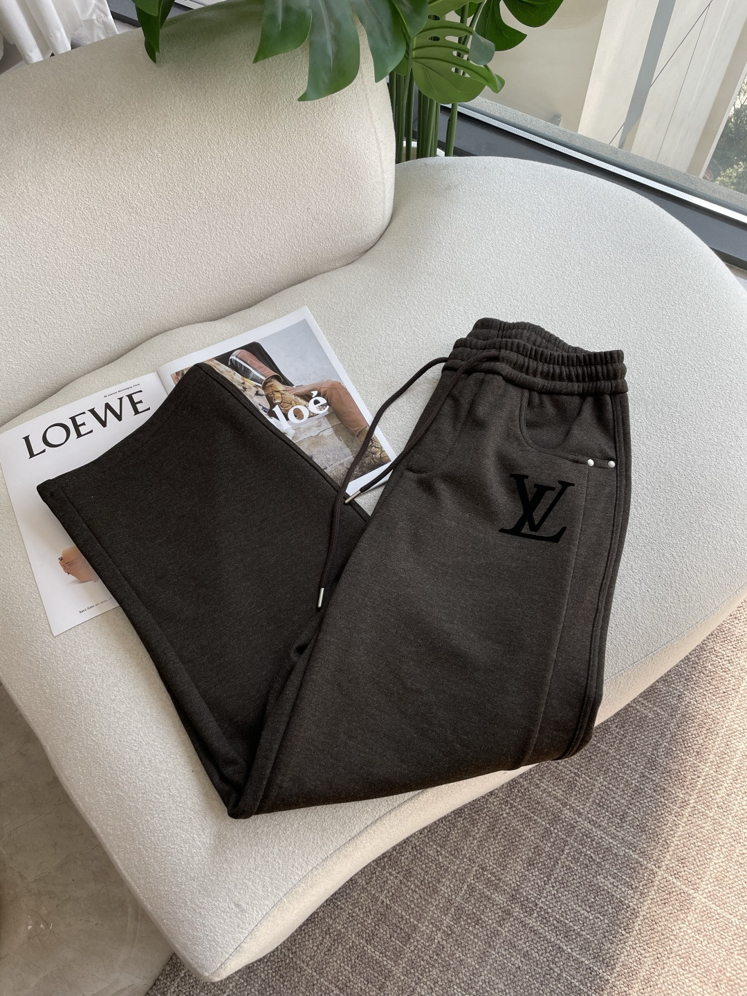 🌾 Lv 秋冬最新男士羊毛休闲裤，免烫型，简约百搭款，不挑人穿，腰部松紧抽绳设计，裤腿前侧打褶设计，时尚