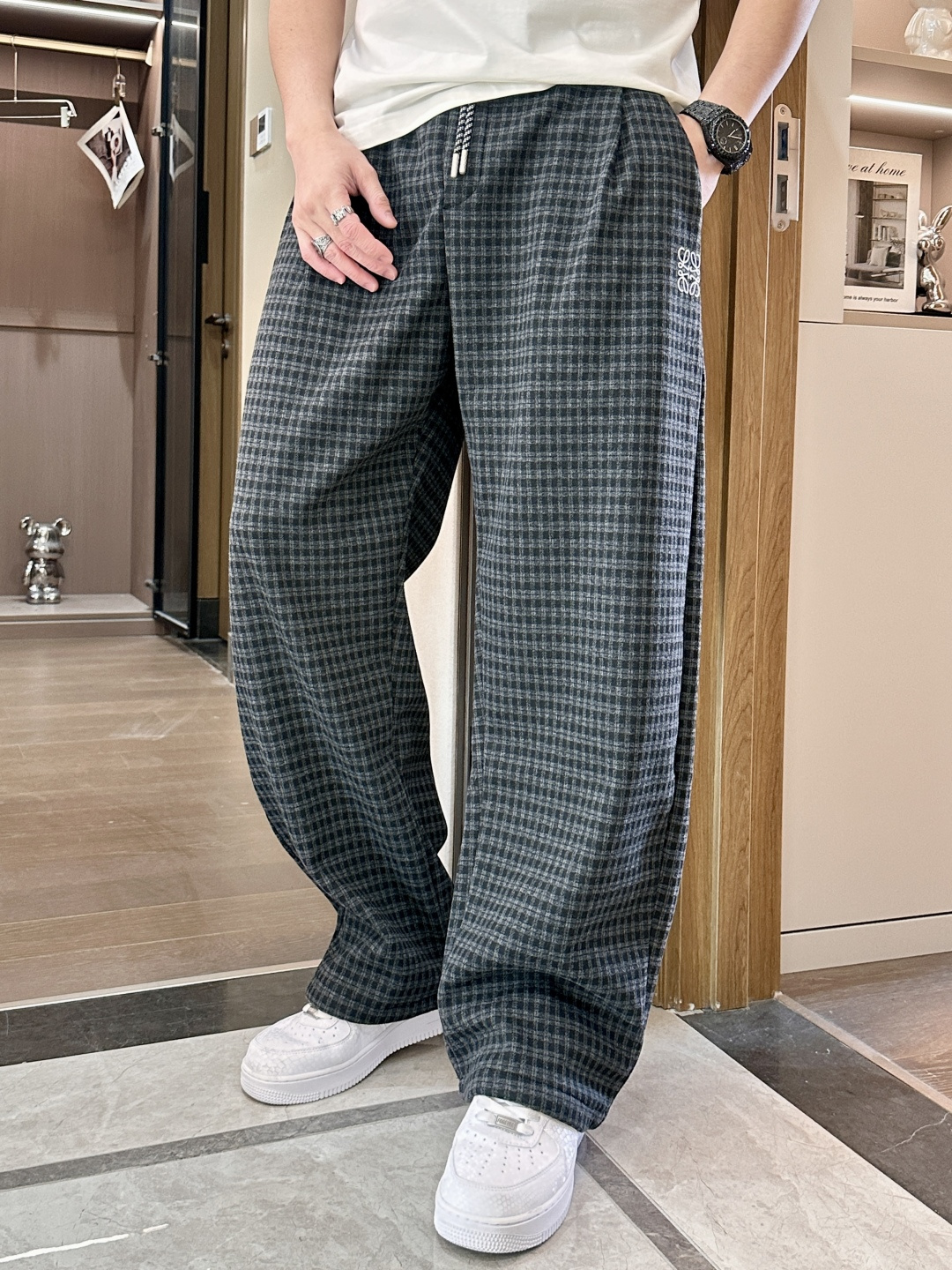 🌾Loewe 复古格纹加厚休闲裤，冬日慵懒氛围感拉满冬日穿搭怕臃肿？这条加厚格纹休闲裤直接拿捏舒适与颜值