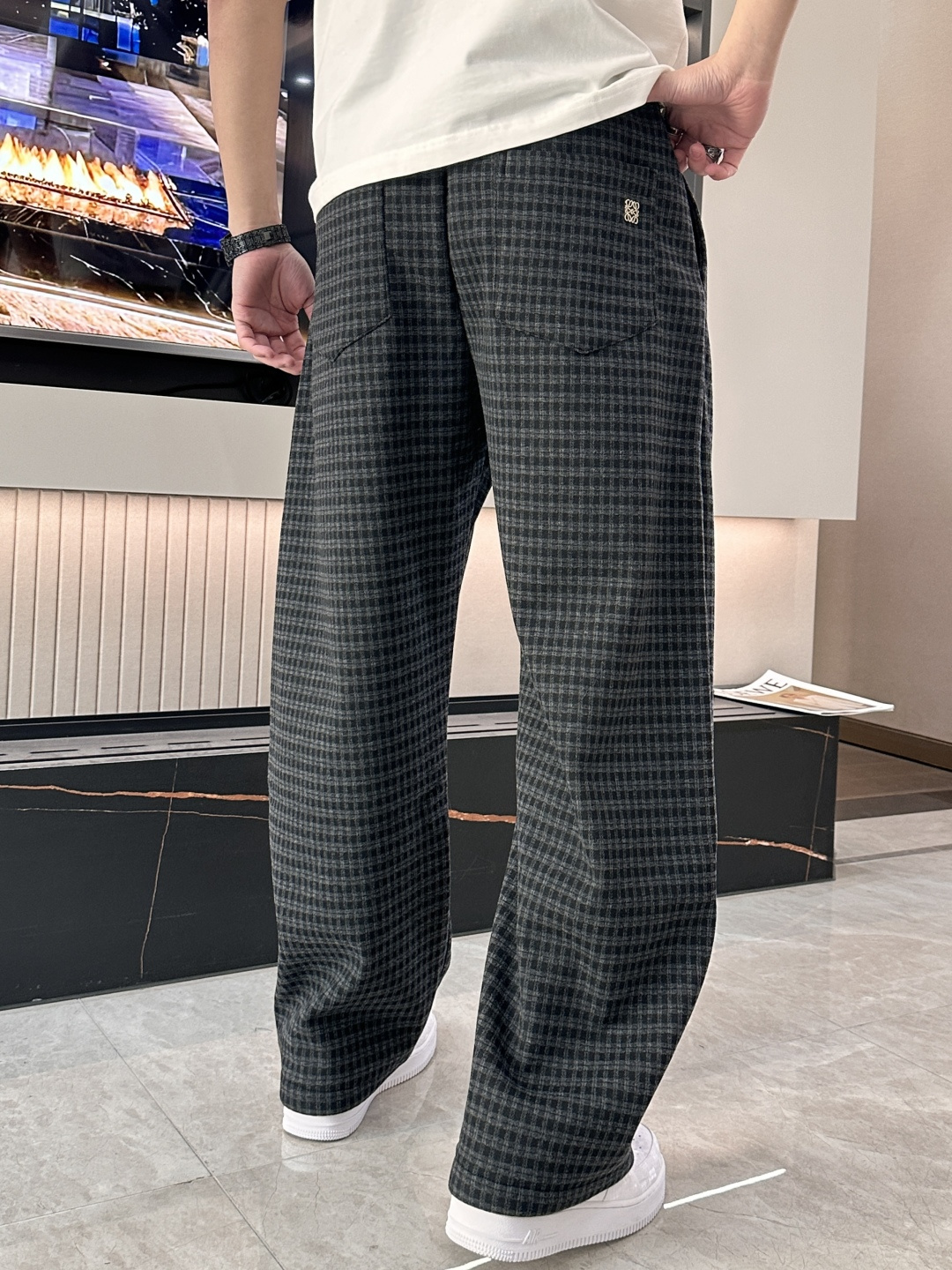 🌾Loewe 复古格纹加厚休闲裤，冬日慵懒氛围感拉满冬日穿搭怕臃肿？这条加厚格纹休闲裤直接拿捏舒适与颜值